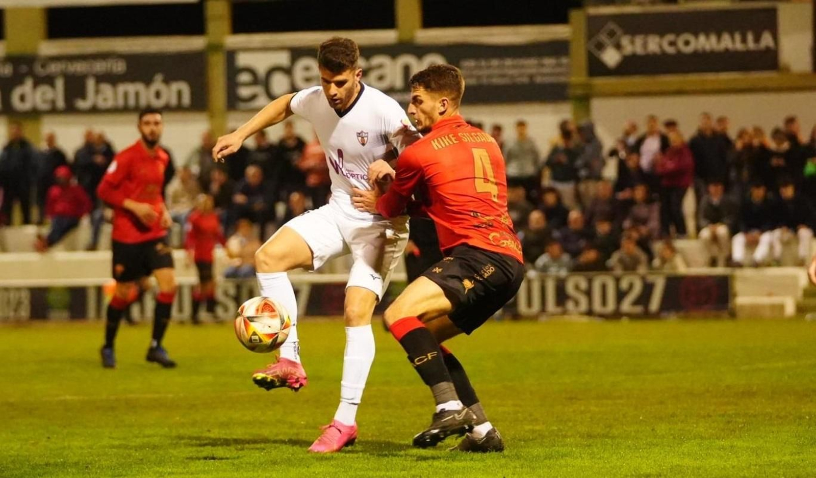 Zara es presionado por Kike Silgado.