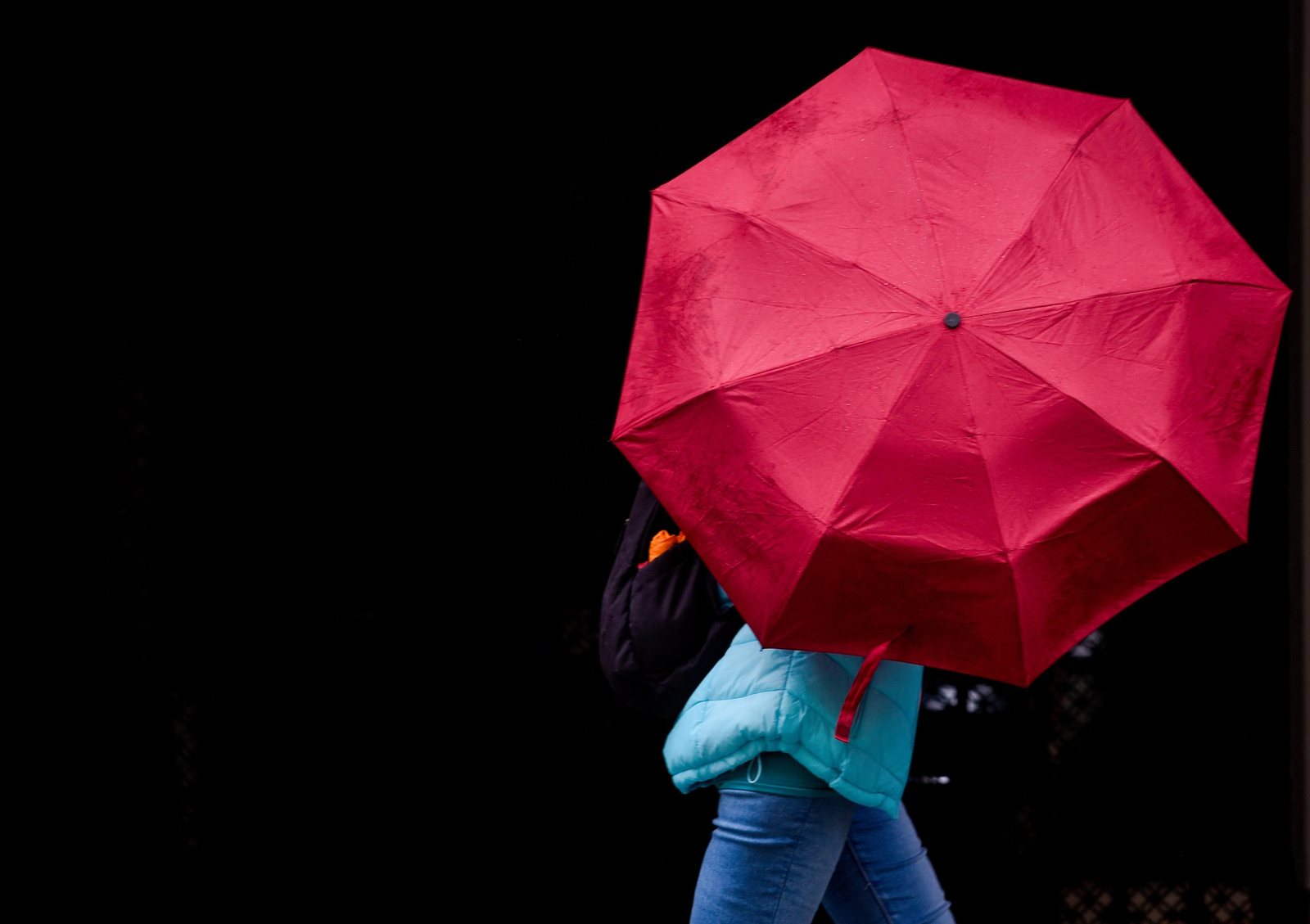 Una persona se protege de la lluvia.