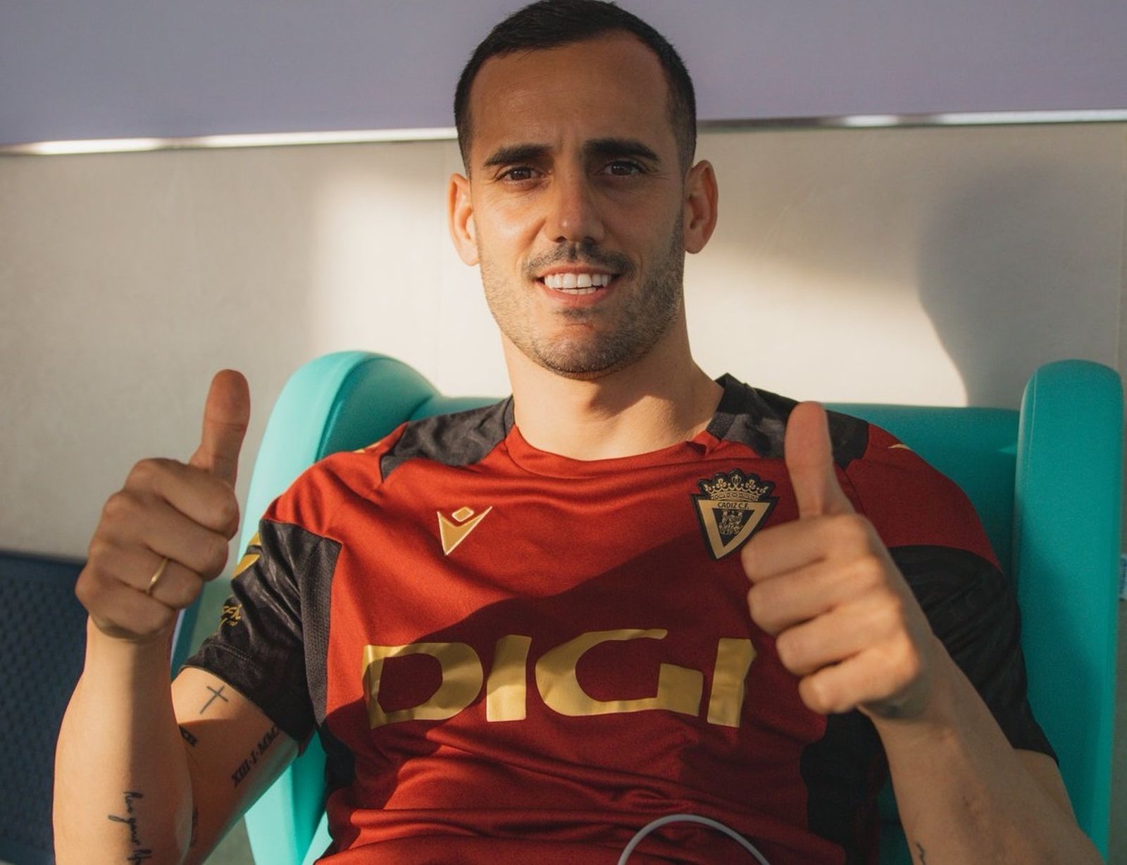 Pulgares arriba de Juanmi durante el reconocimiento médico.