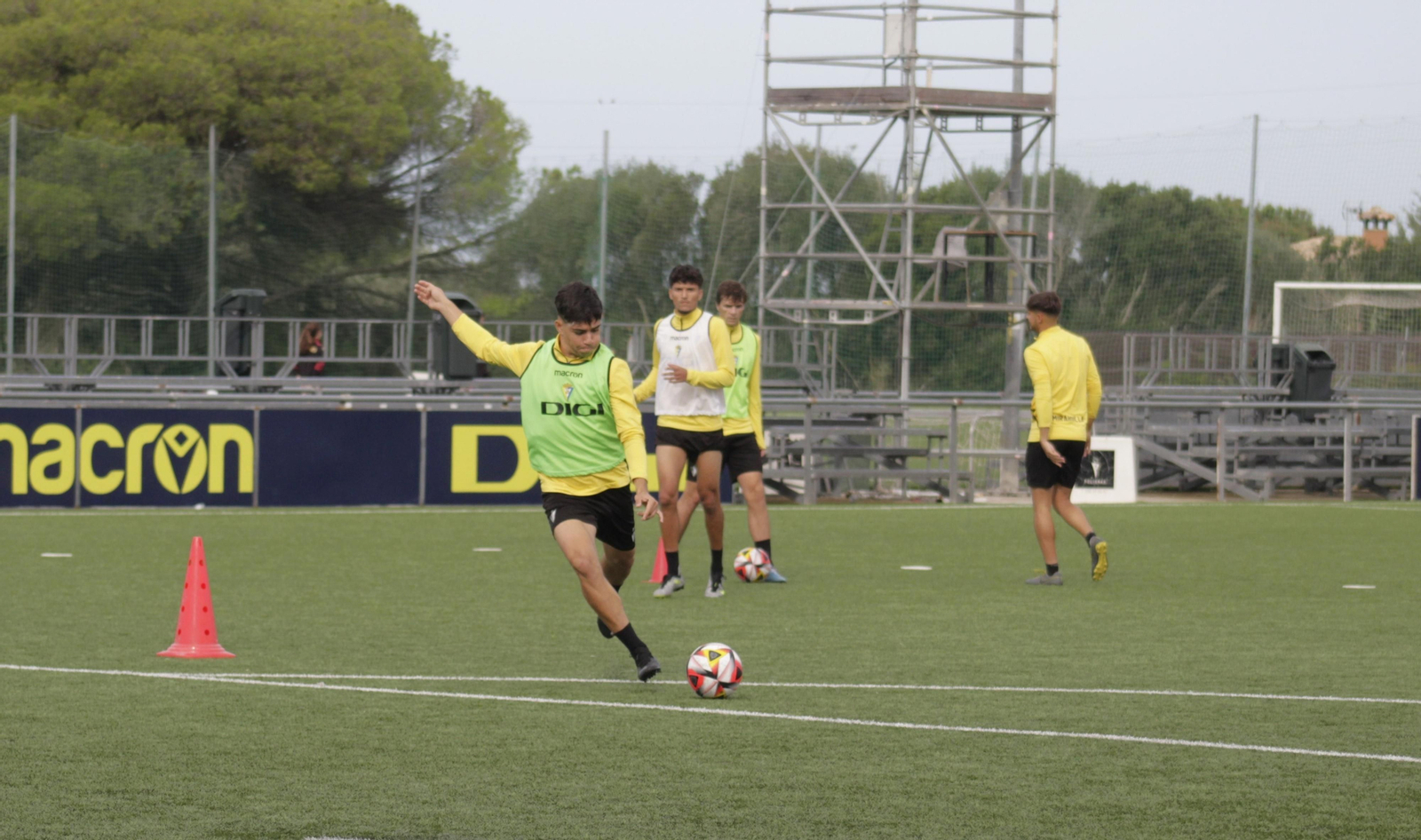 Julio Cabrera ensaya el lanzamiento a portería en el entreno de este viernes.