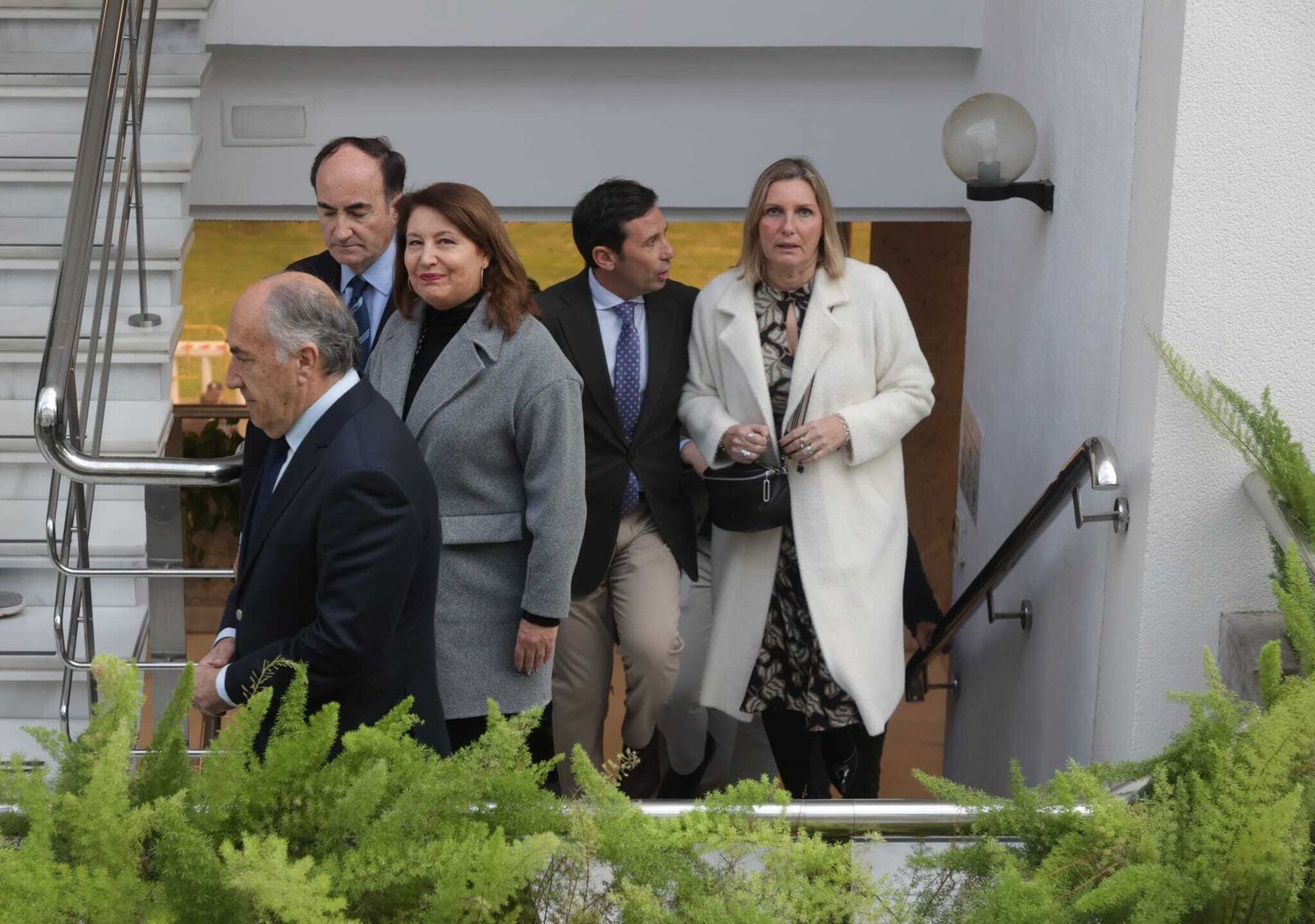 Carmen Crespo, en el centro, en su visita a Algeciras.