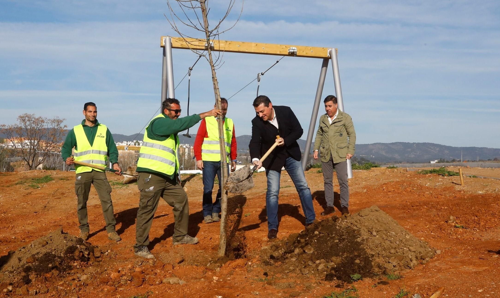 El alcalde de Córdoba, José María Bellido, participa en la plantación de árboles en el parque de Levante.