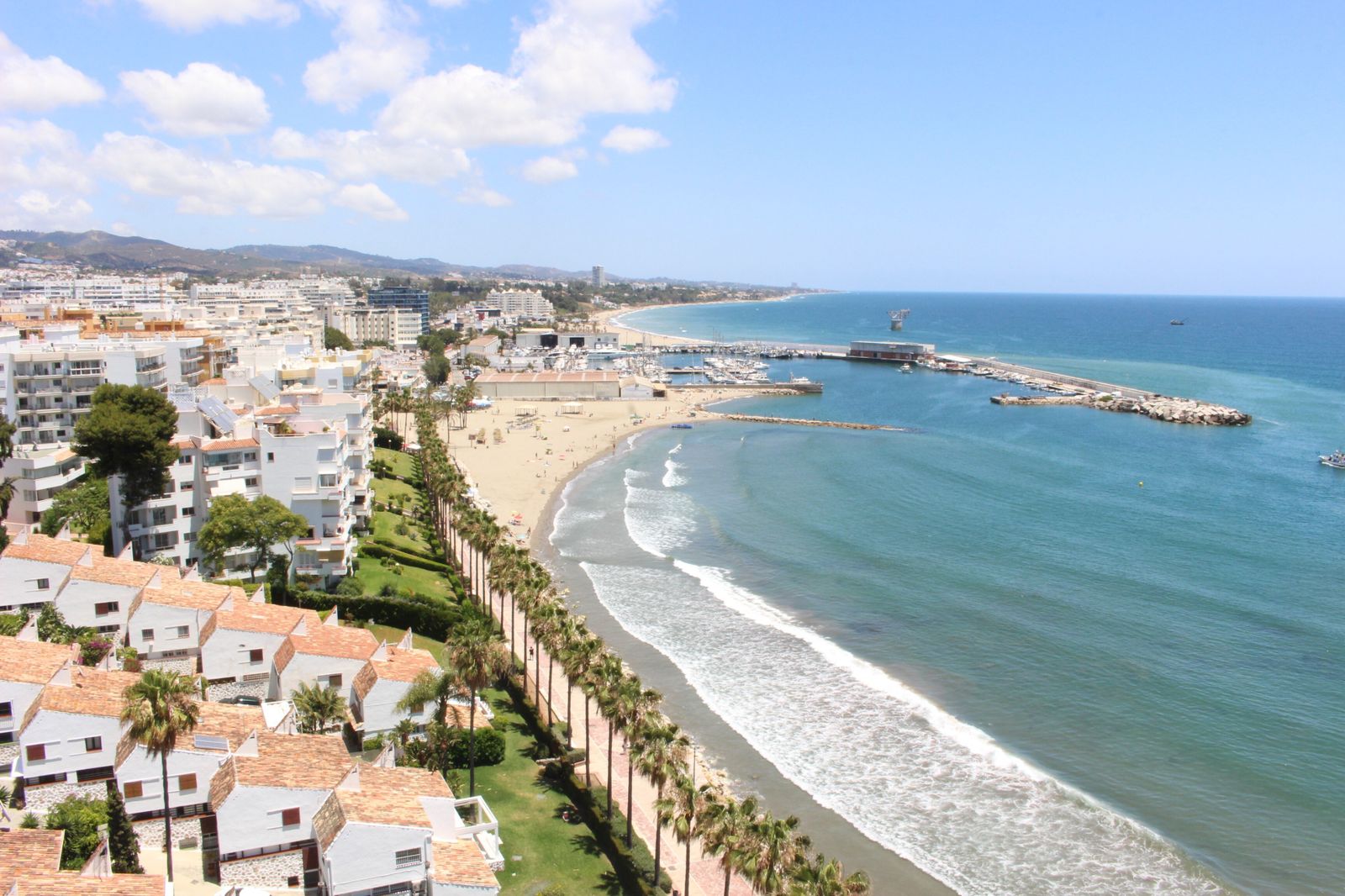 Vista de la playa de La Bajadilla, en Marbella.