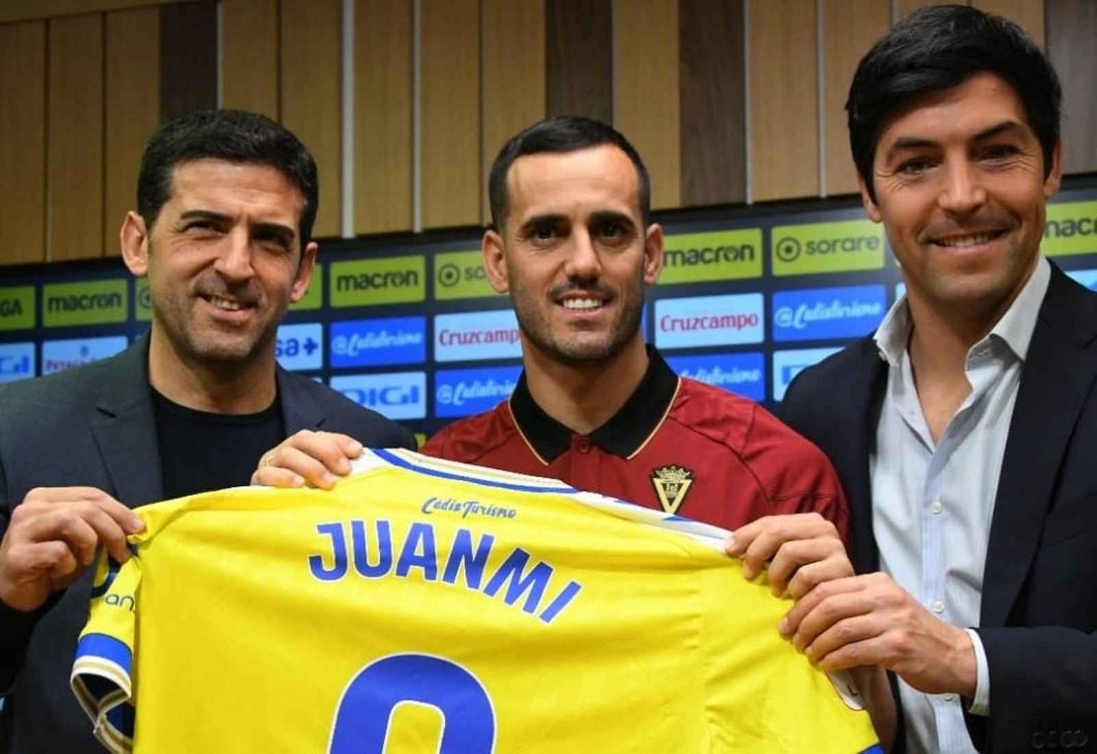 Juanmi, que lucirá el dorsal 9, posa con Juanjo Lorenzo y Borja Lasso.