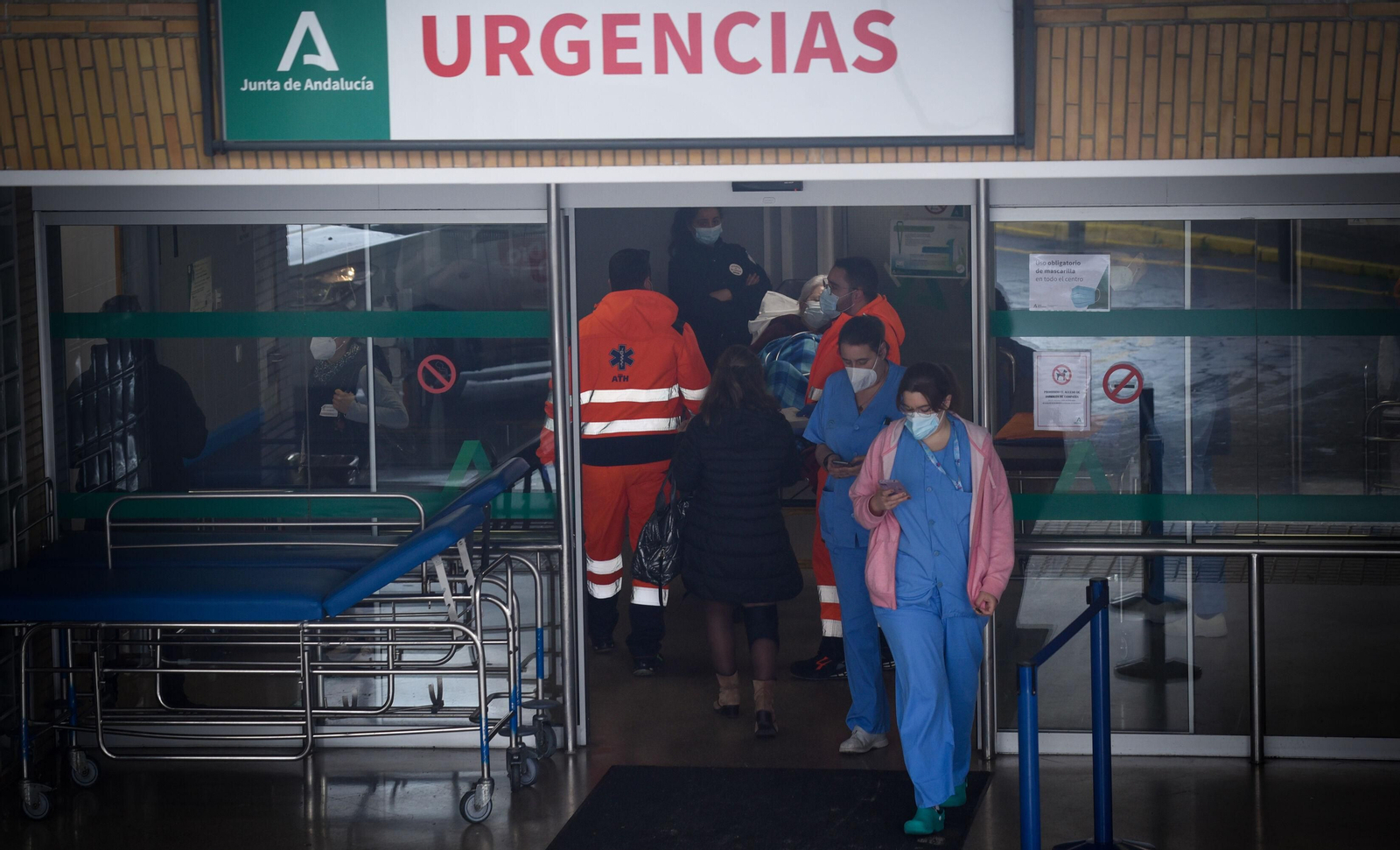 Personal sanitario y pacientes en los accesos a las Urgencias del Virgen del Rocío.