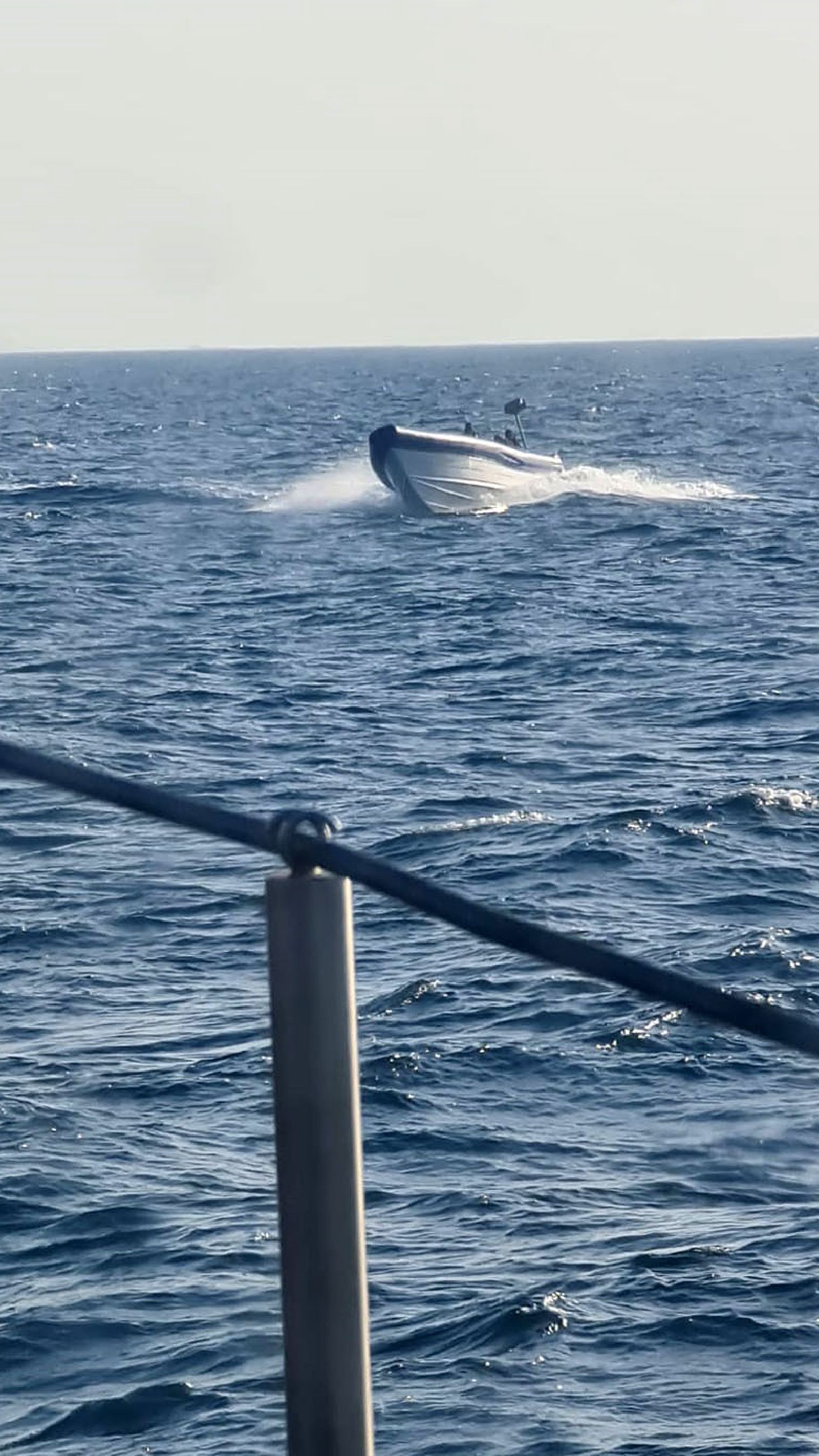 Imagen en la que se aprecia como la 'narcolanca' busca cortar la proa al patrullero
