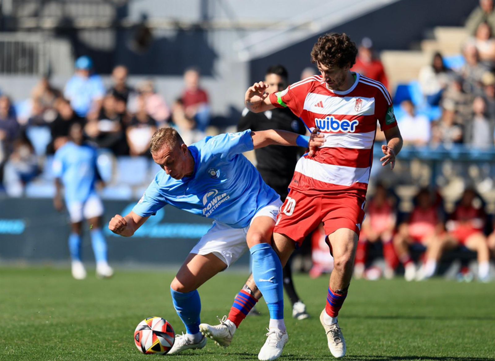 Carlos Pérez intenta robar el balón durante el partido