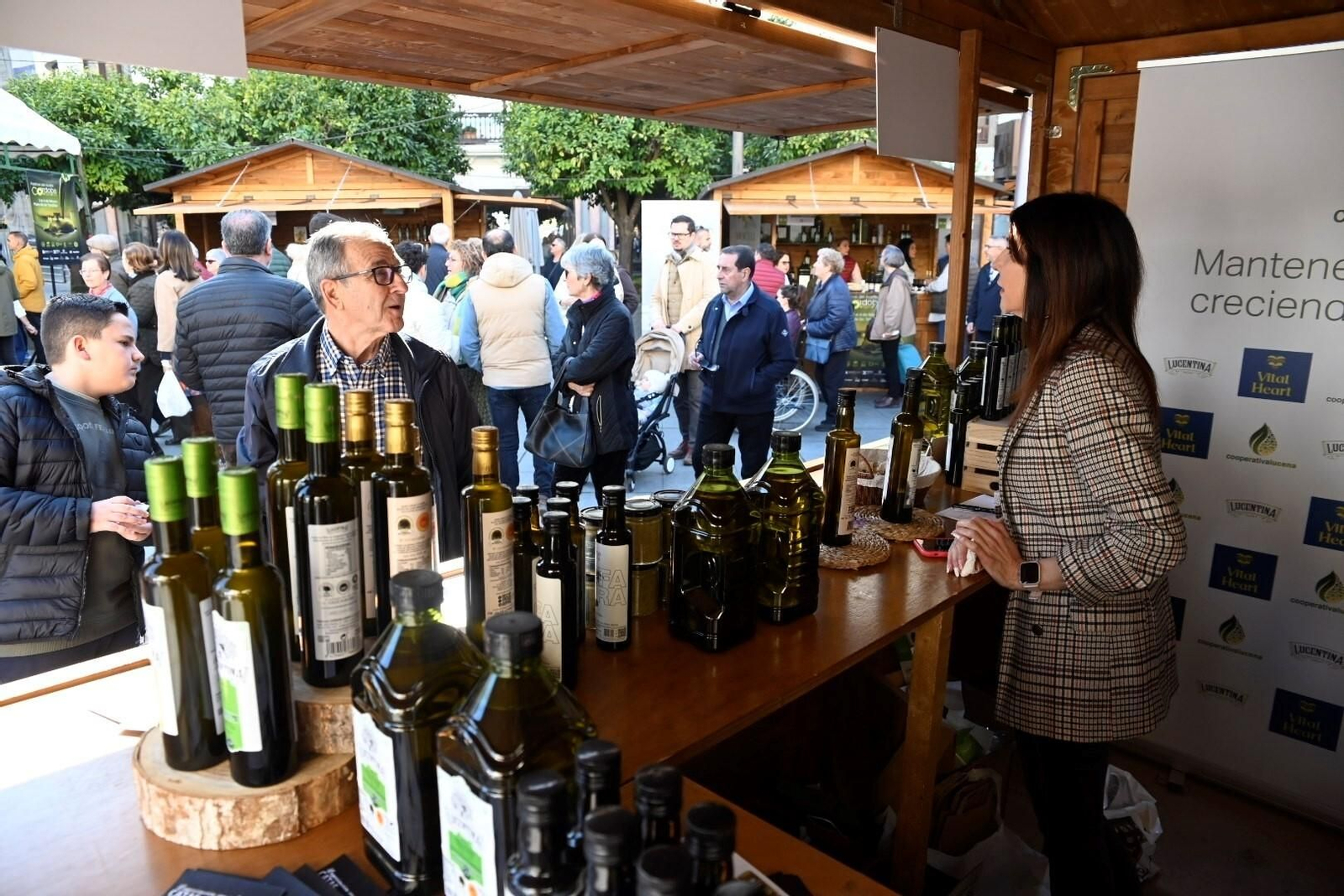 La responsable de uno de los expositores atiende las dudas de una persona.