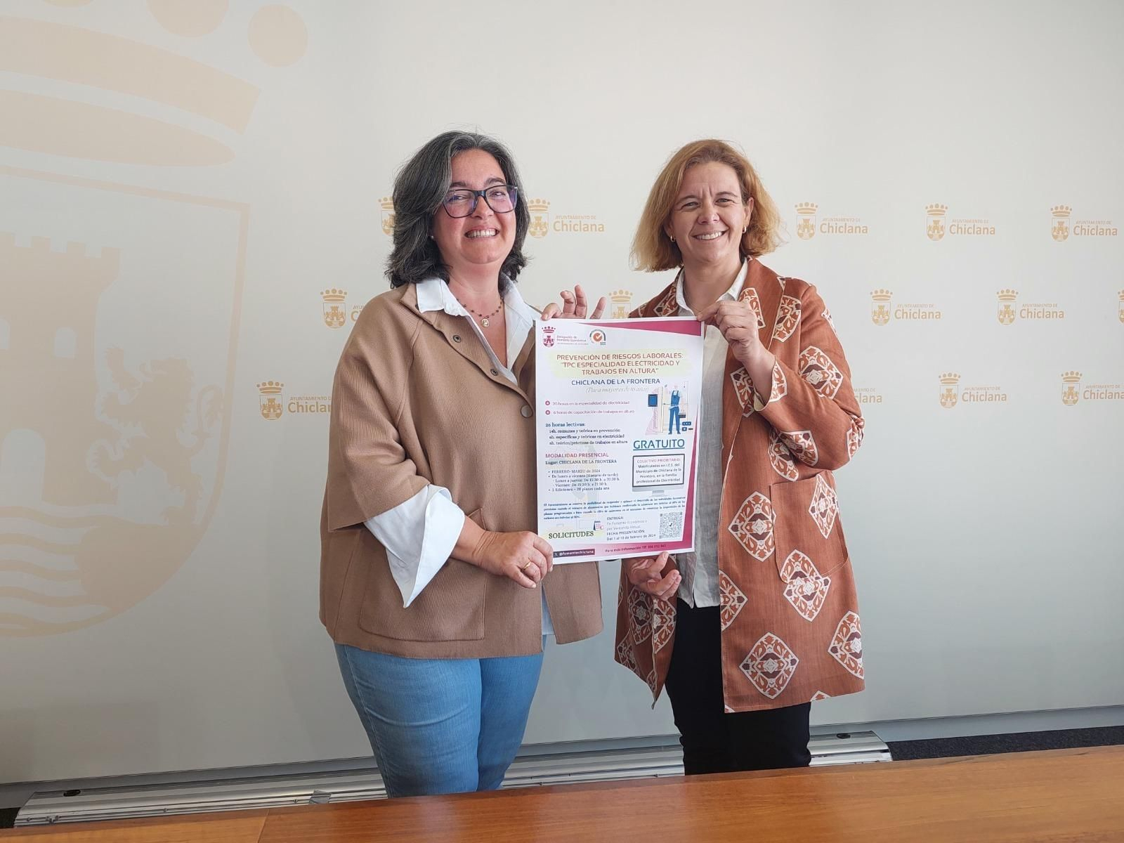 Las delegadas muestran el cartel anunciador de esta formación.