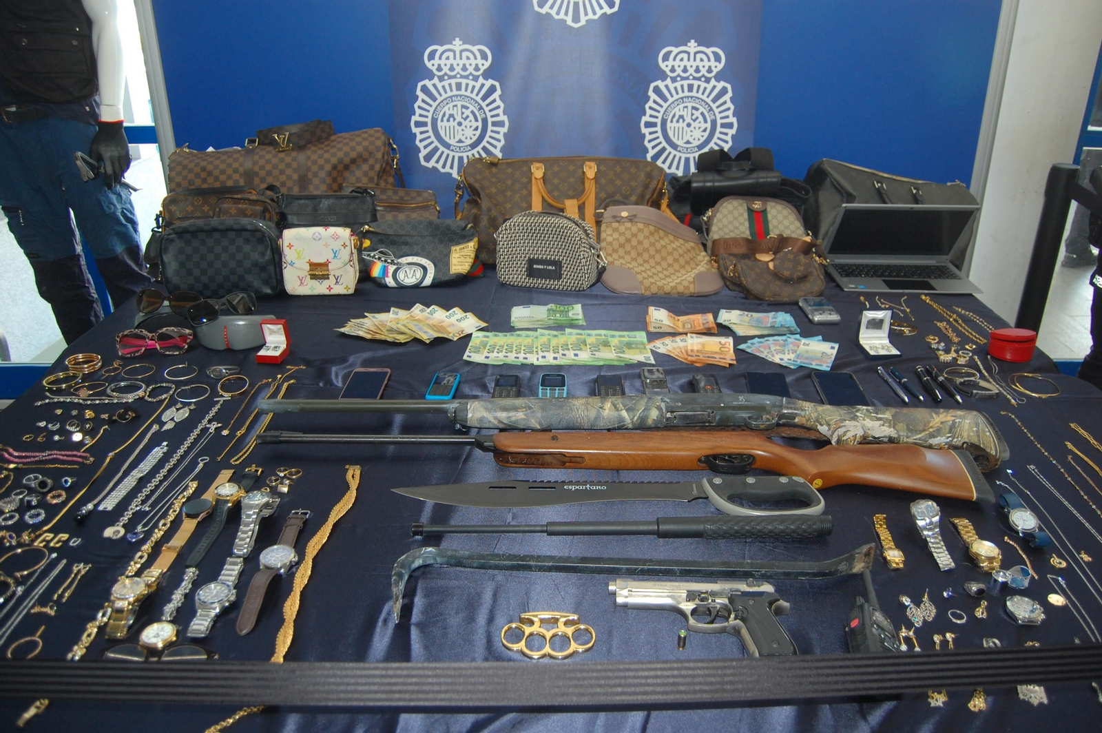 Objetos intervenidos en la operación policial en la que se ha desarticulado una red criminal de exmilitares.