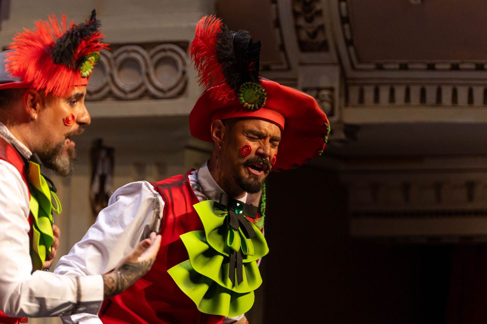 Imágenes de la actuación de la murga de Huelva "Los Lope de Pega" en el Carnaval Colombino