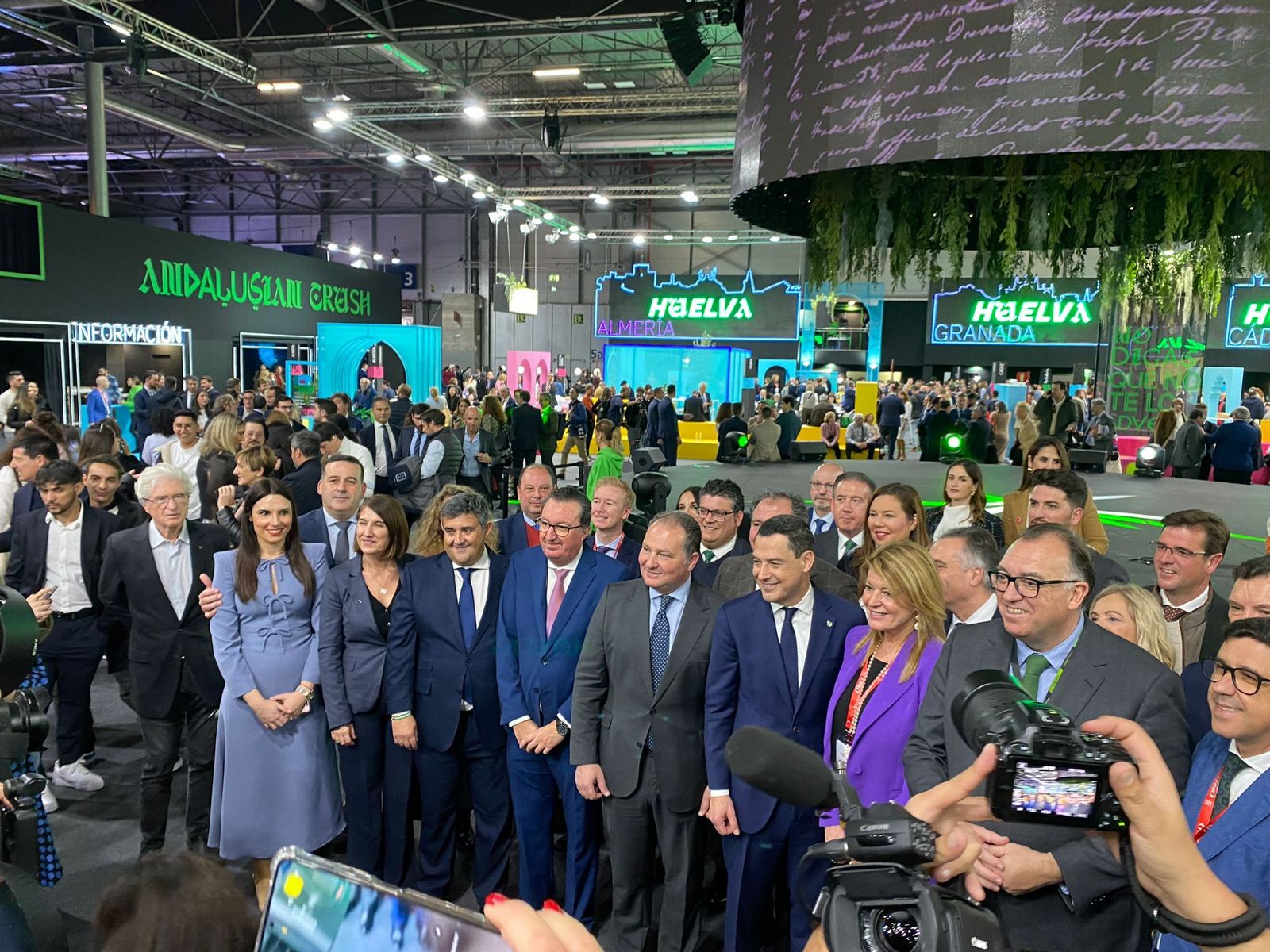 Juanma Moreno inaugura Fitur junto a los representantes institucionales de Huelva este miércoles