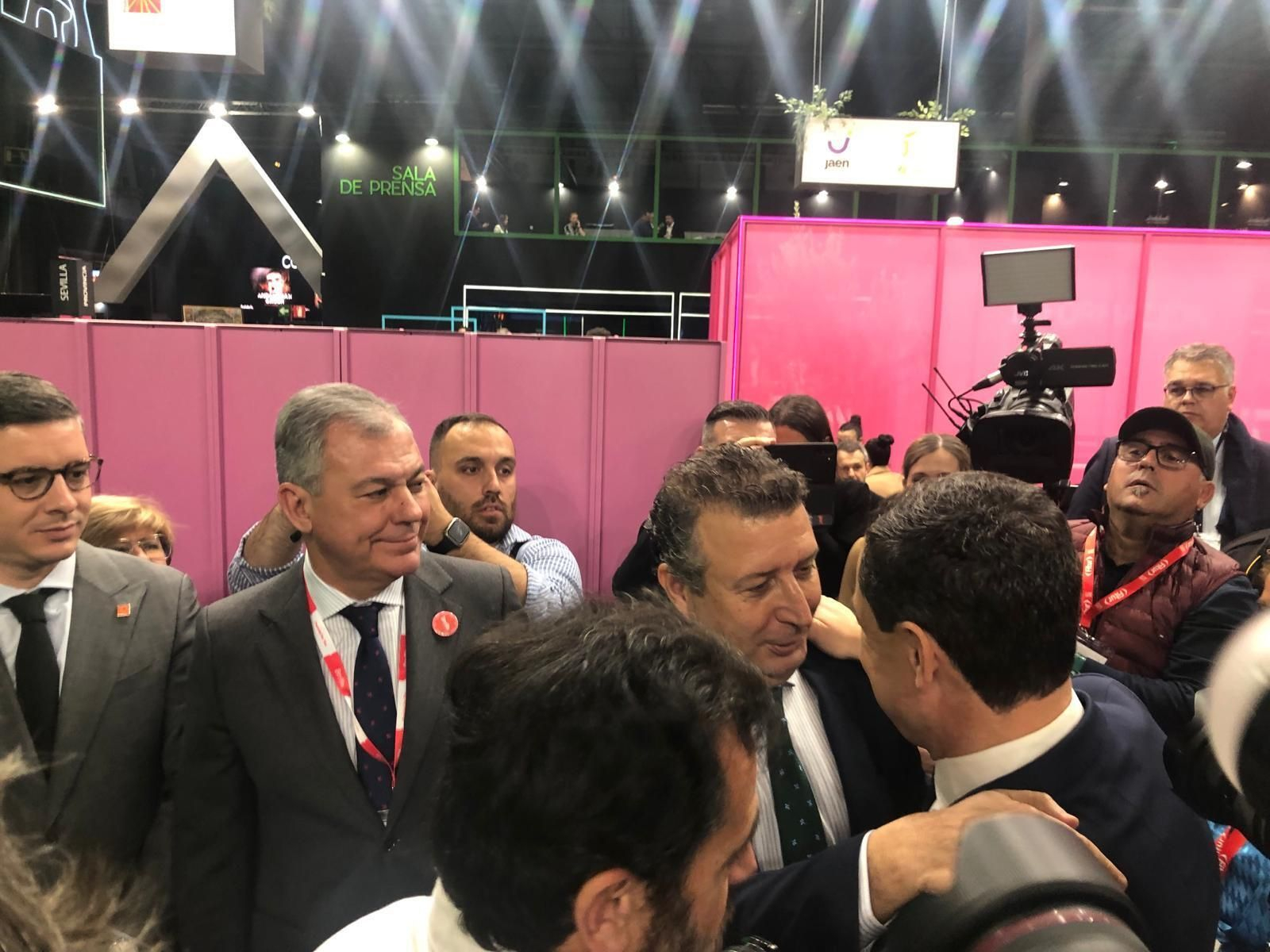 El alcalde de Sevilla ha acudido al expositor de la provincia para saludar a Juanma Moreno Bonilla