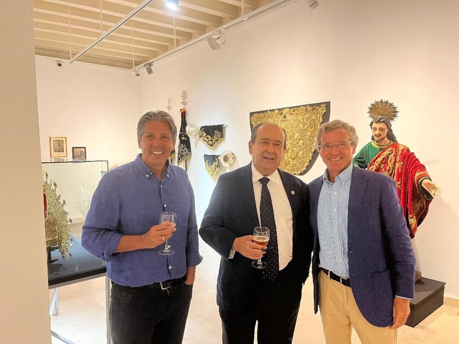 Juan Carlos Fuentes, Ramón Medel y Guillermo Supervielle, durante la inauguración en la Fundación Cajasol.