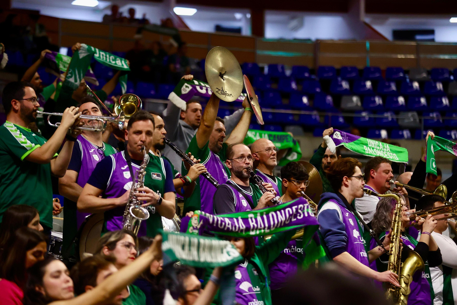 Los jugadores del primer equipo apoyaron al Unicaja Mijas