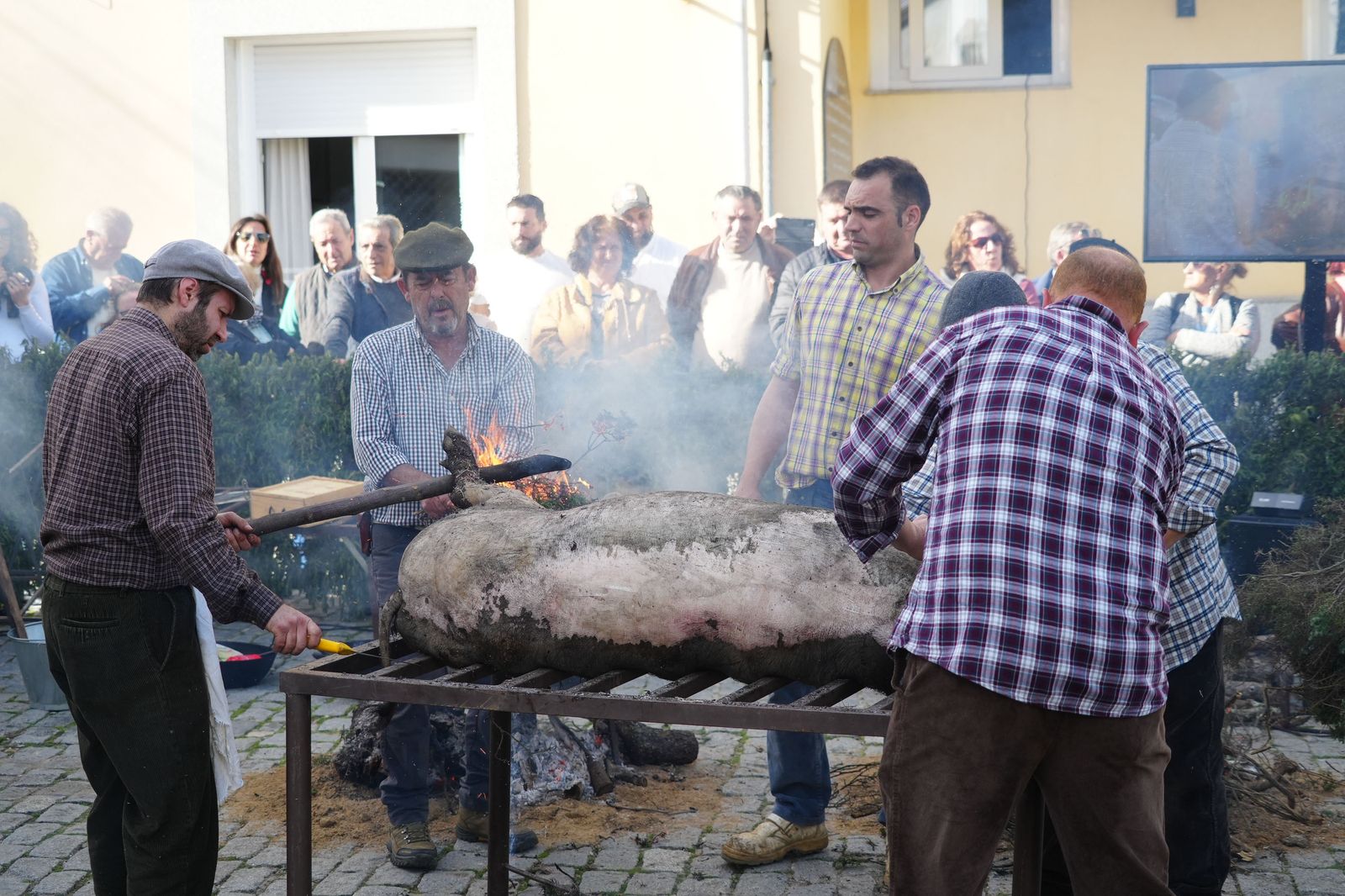 Un momento del ritual del sacrificio del cerdo en la Fiesta de la Matanza de Alcaracejos.