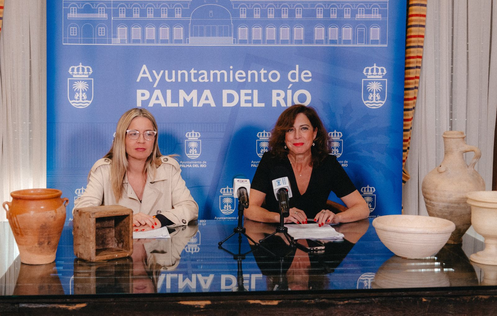 María Ángeles Zamora y Matilde Esteo, con las piezas arqueológicas que se llevarán al museo municipal.