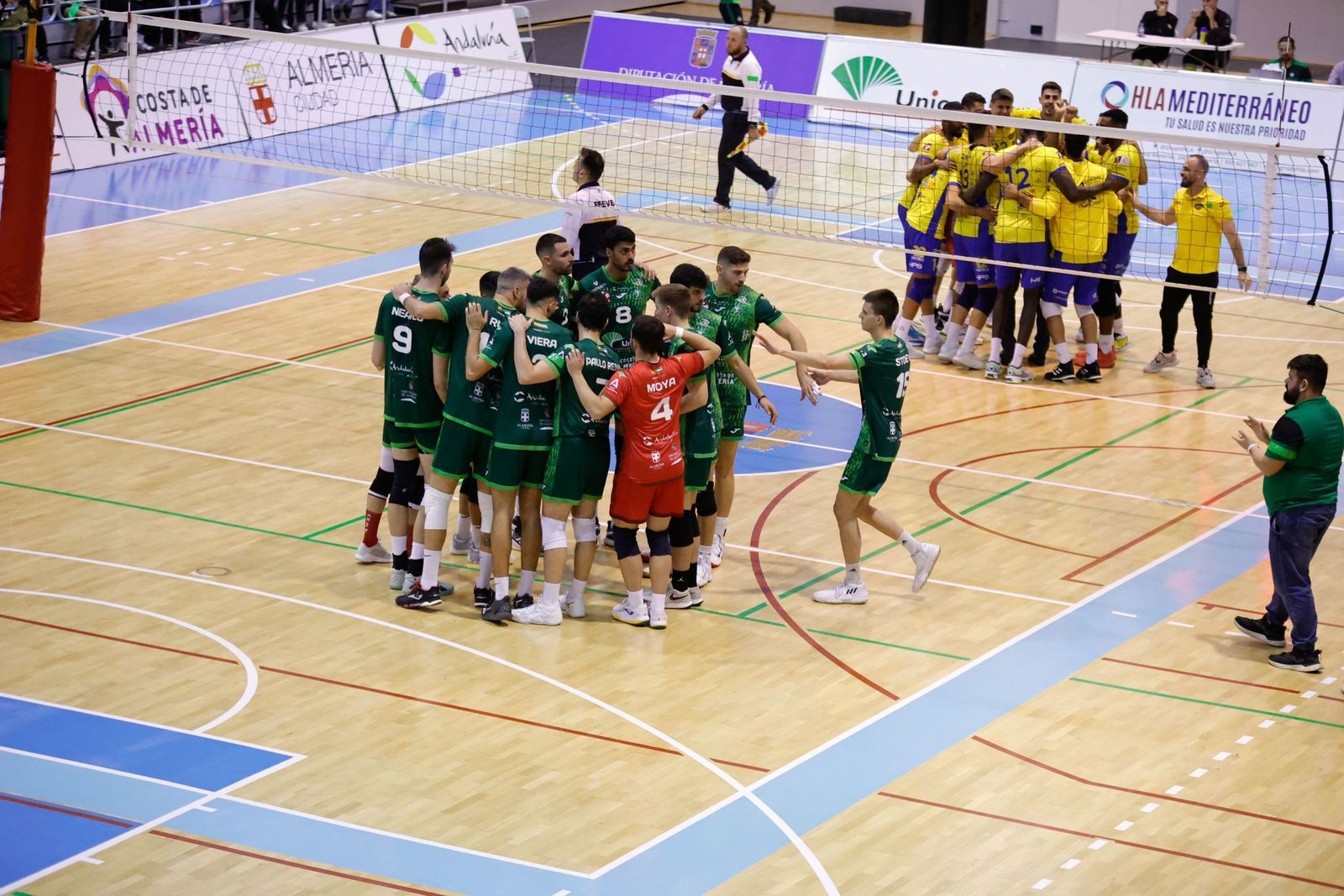 Los almerienses hacen piña mientras los grancanarios festejan la victoria de este sábado.