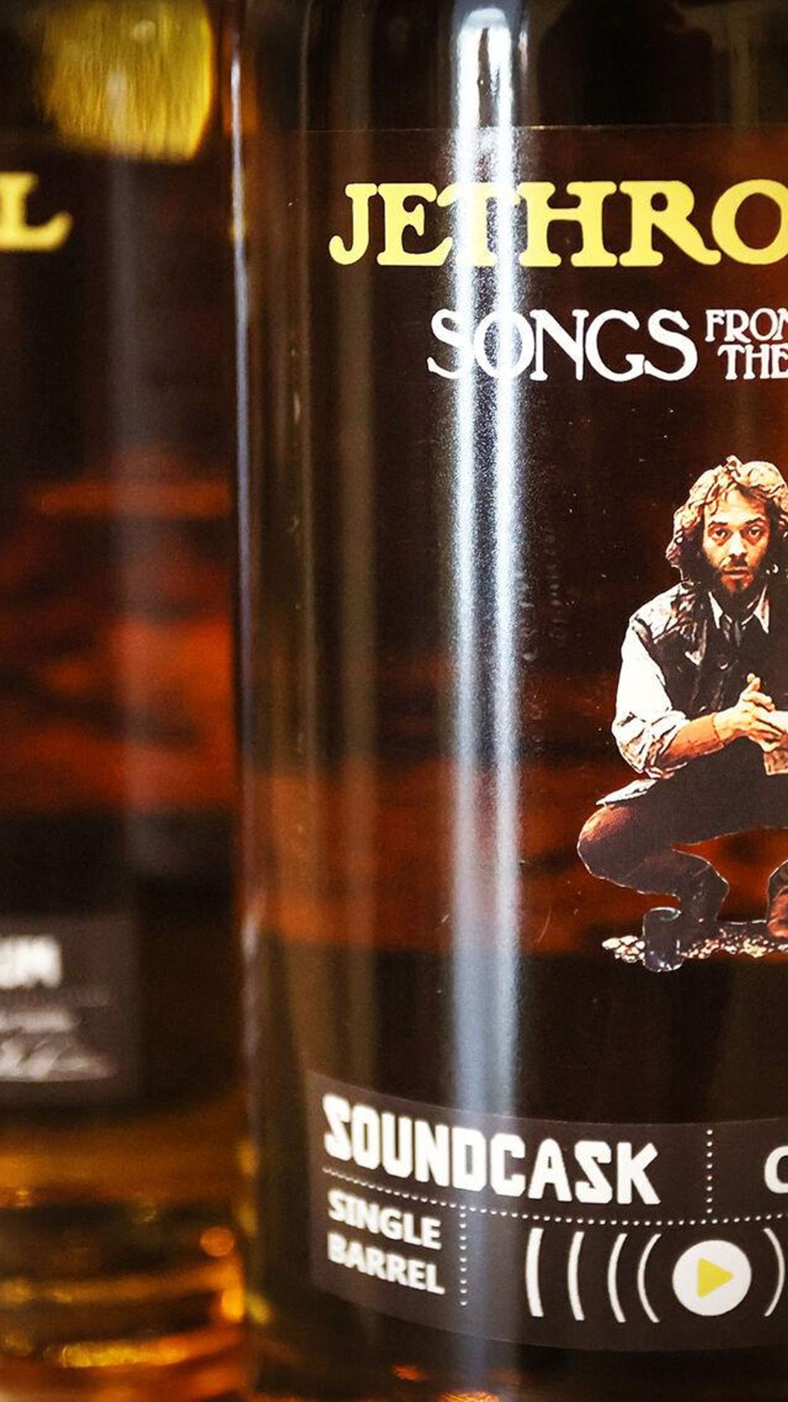 Detalle del ron de la nueva colección con la imagen de Ian Anderson.