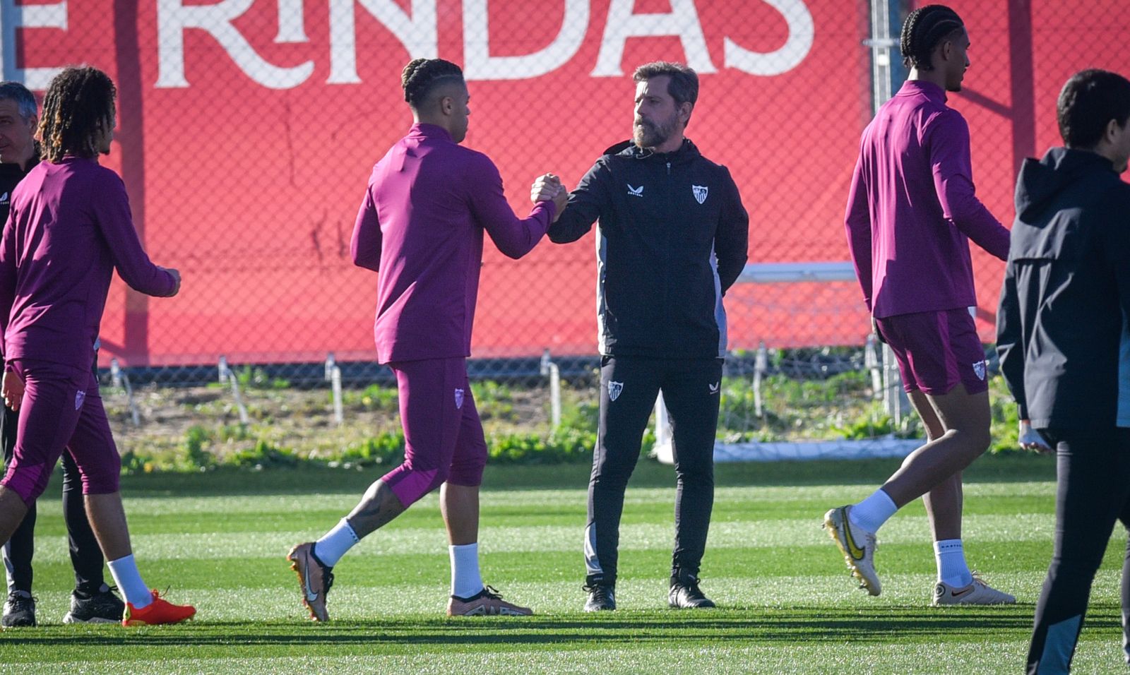 Quique Sánchez Flores saluda a Mariano en el entrenamiento de ayer.