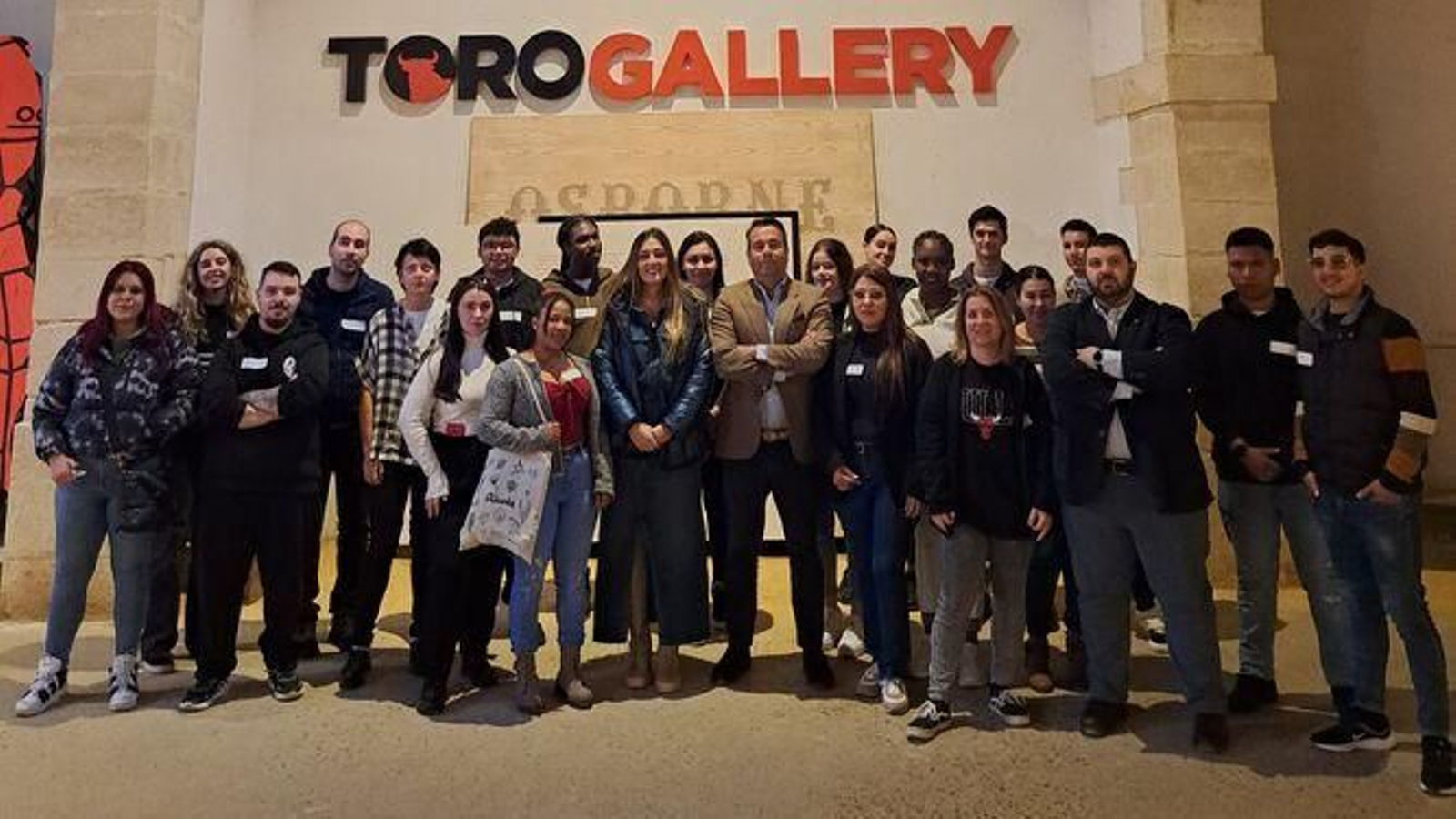 Los responsables de la Fundación Osborne, Iván Llanza; y Nuevo Hogar Betania, Begoña Arana (en el centro), junto a los jóvenes que han iniciado el nuevo curso en la Escuela Gastro.