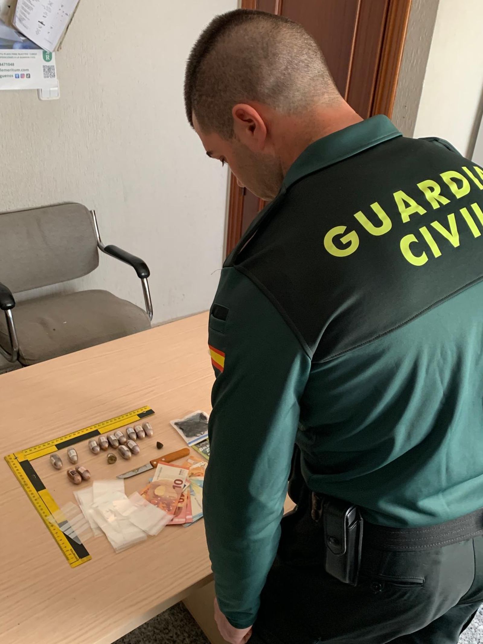 Guardia Civil analizando lo incautado