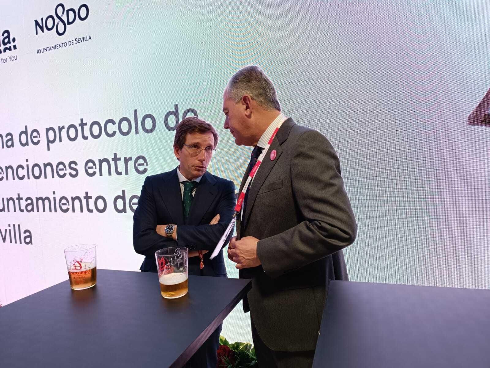 Almeida y Sanz, con las cervezas de Cruzcampo tras la firma de colaboración turística.