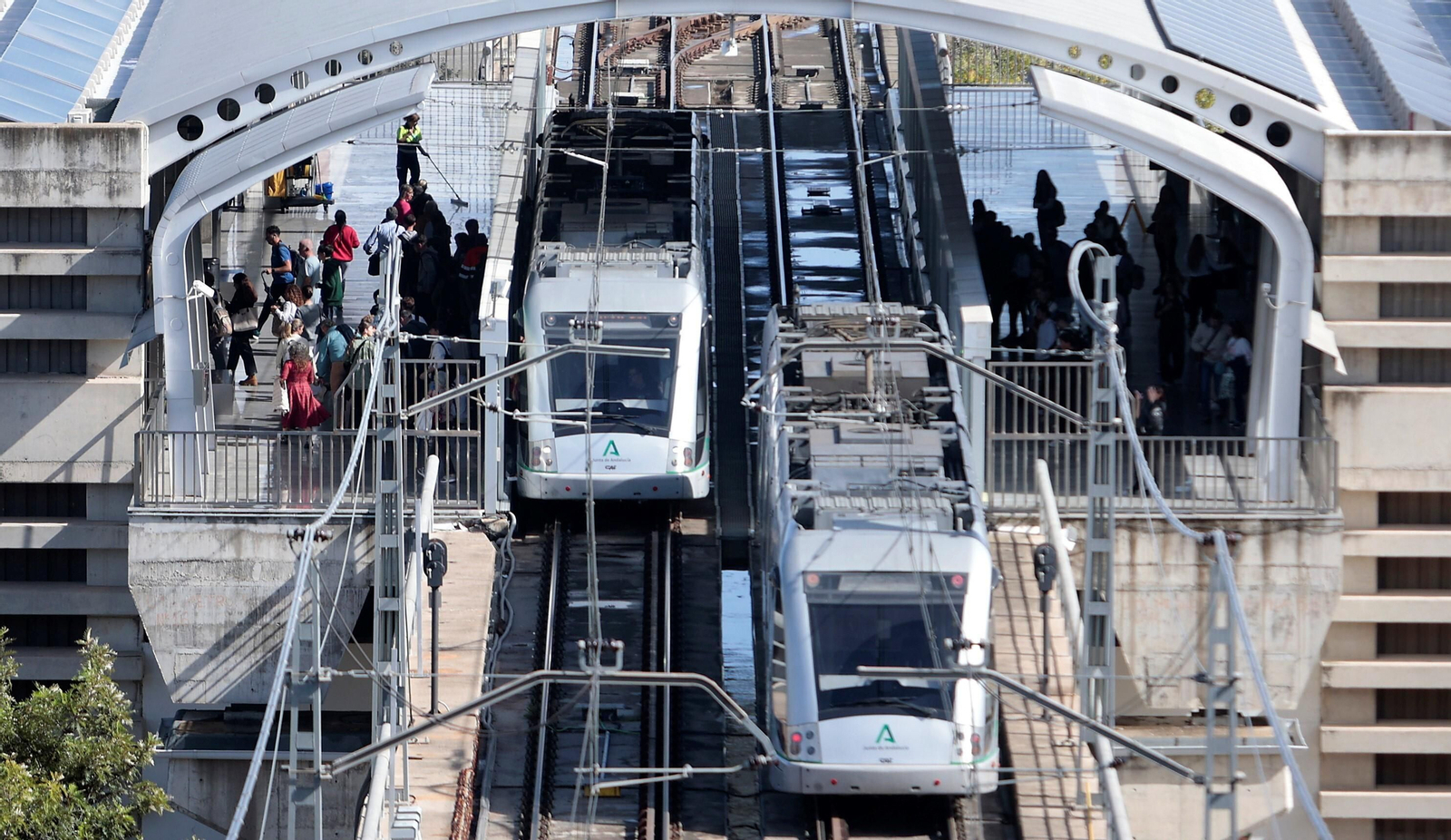 Viajeros en la estación del Metro de Sevilla de San Juan Bajo.