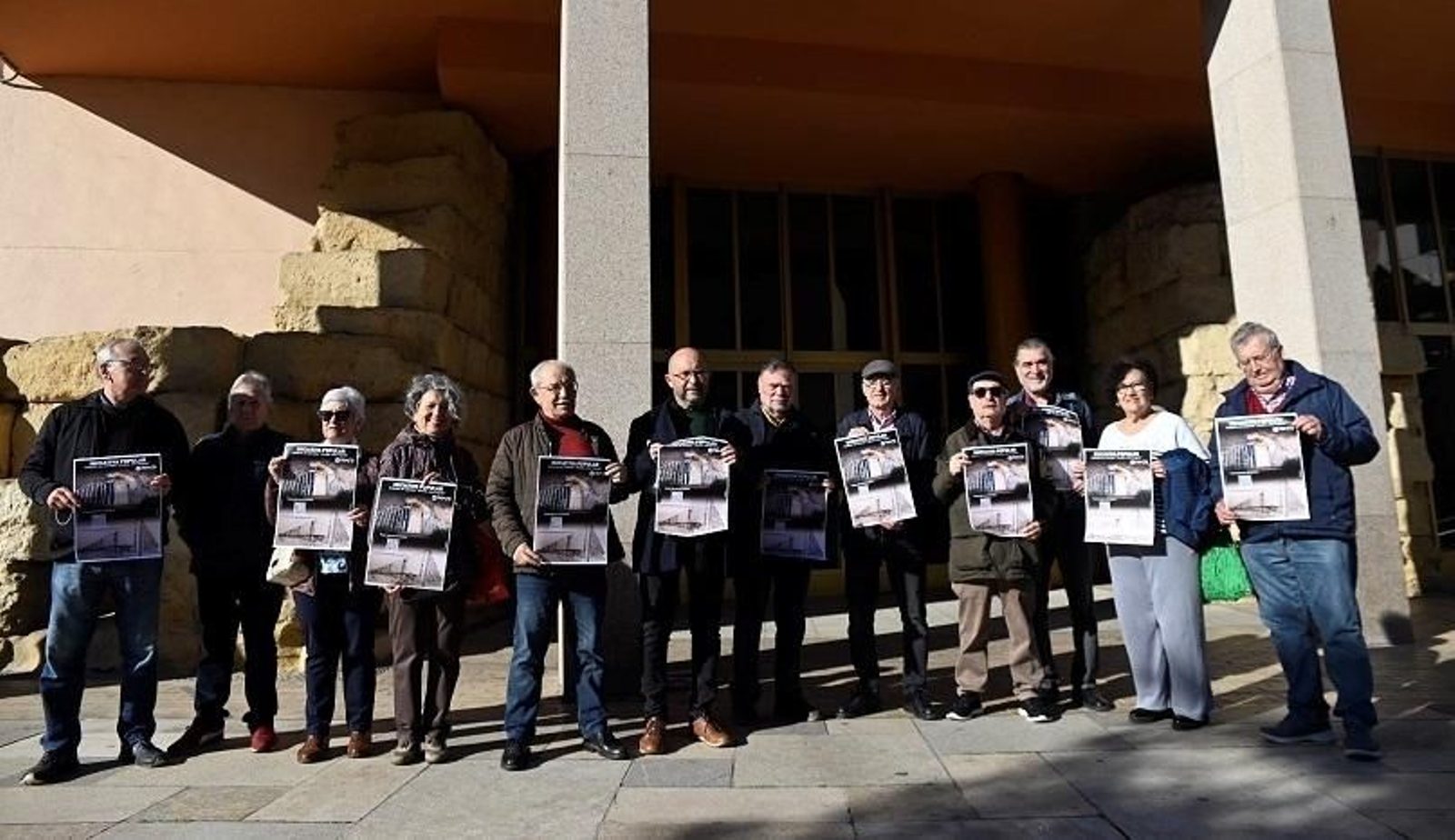 El Colectivo Prometeo presenta la iniciativa a las puertas del Ayuntamiento.