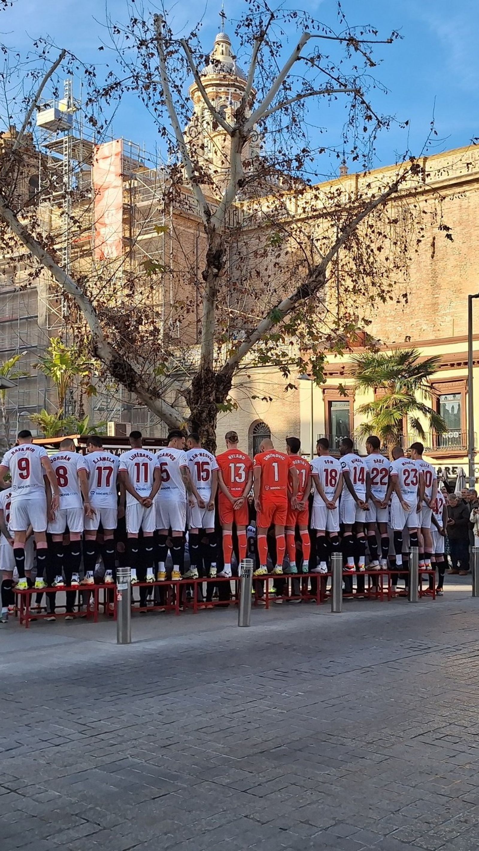 Rafa Mir, primero por la izquierda en la fila más alta, en la foto con la Anunciación al fondo.