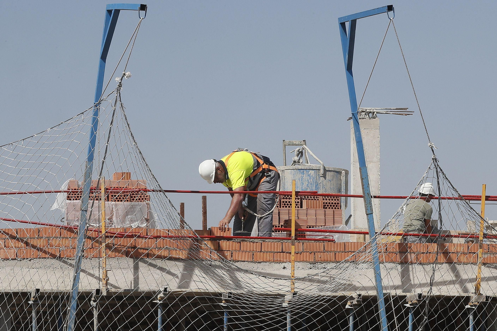 Un trabajador de la construcción, en una obra.