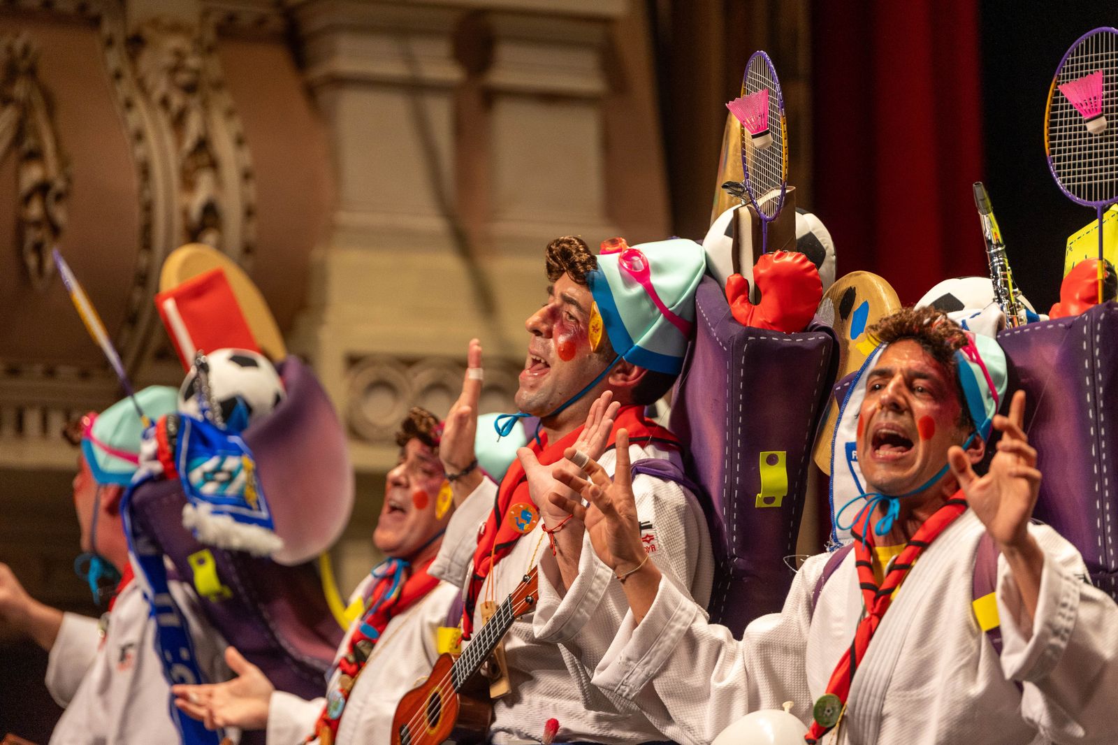 Imágenes de la actuación de la murga de Ayamonte "Ni Messi, ni Picasso, papá harme caso" en el Carnaval Colombino