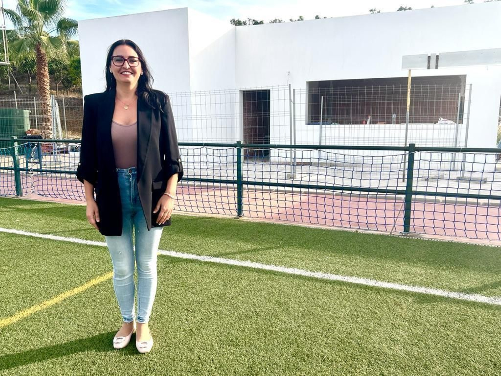 Rocío Ruiz, concejala de Deportes en Vélez-Málaga, en el Campo Municipal de Benajarafe
