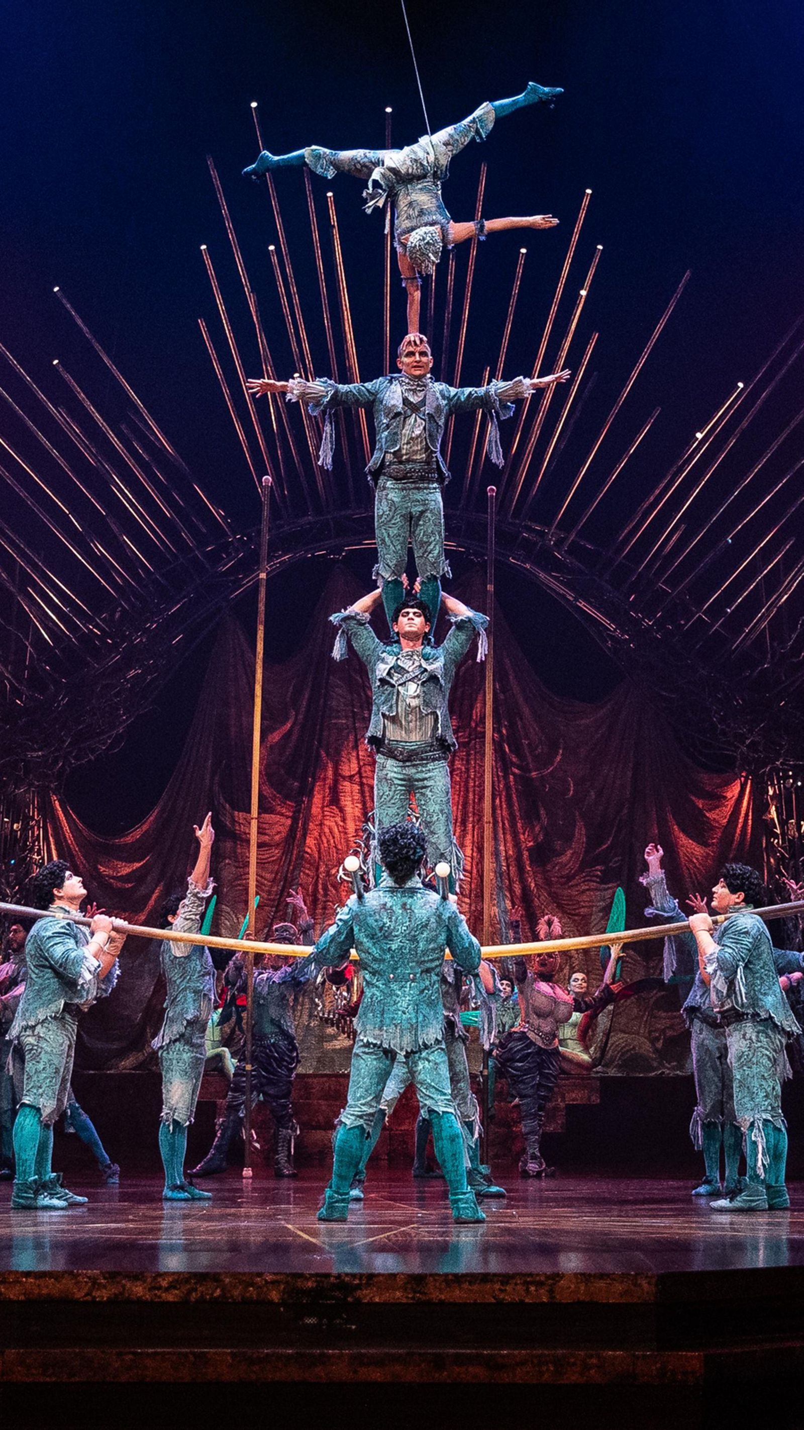 Hasta tres pisos sobre barras acrobáticas.