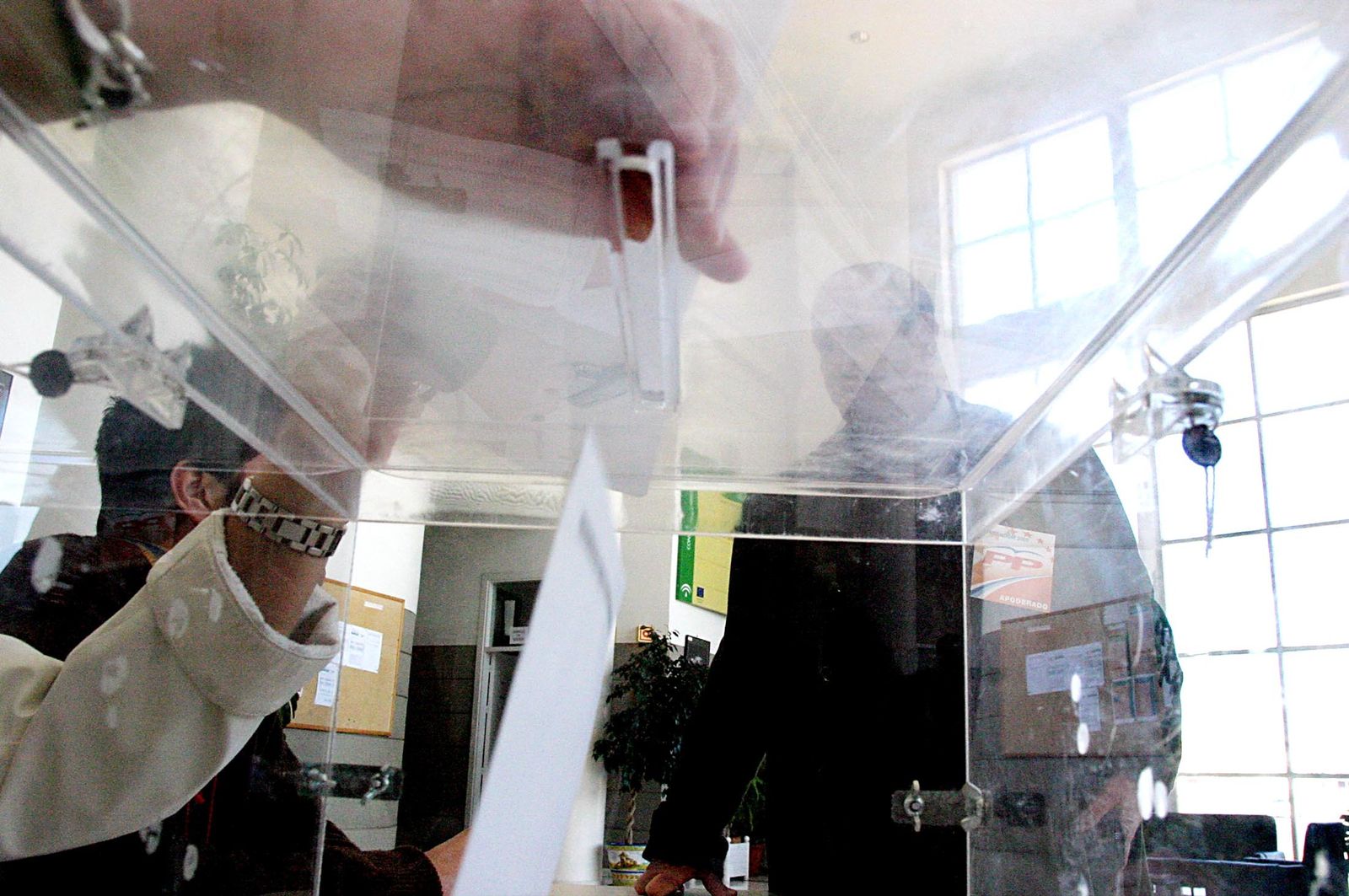 Un/a votante depositando su voto en una urna en una imagen de archivo