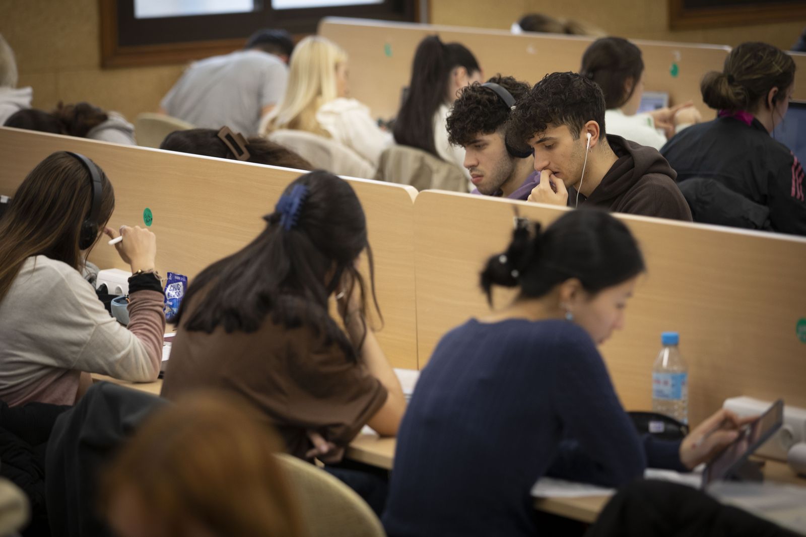 Imagen de archivo de un grupo de estudiantes de la UGR en una sala de estudio.