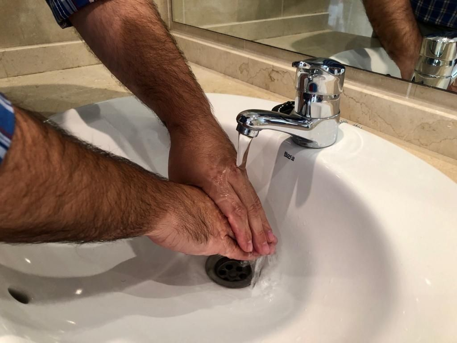 Una persona se lava las manos.