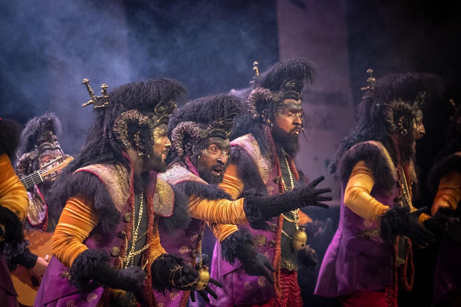 Martínez Ares y su comparsa 'La Oveja Negra' en las tablas del Teatro Falla.