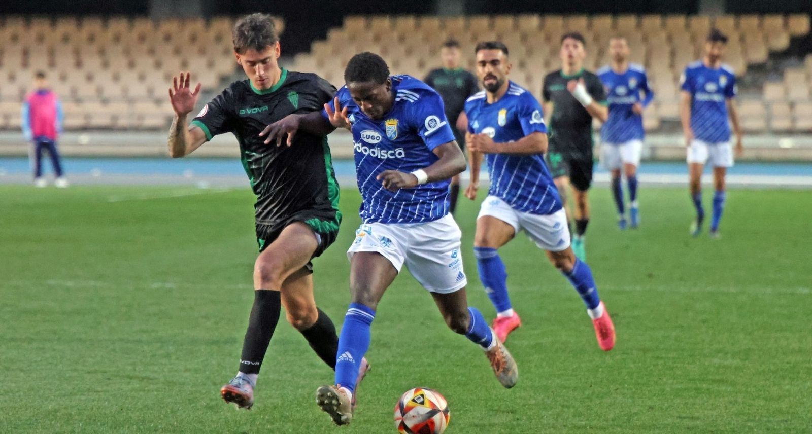 Joaquín presiona a Armengol durante un lance del partido en Chapín.