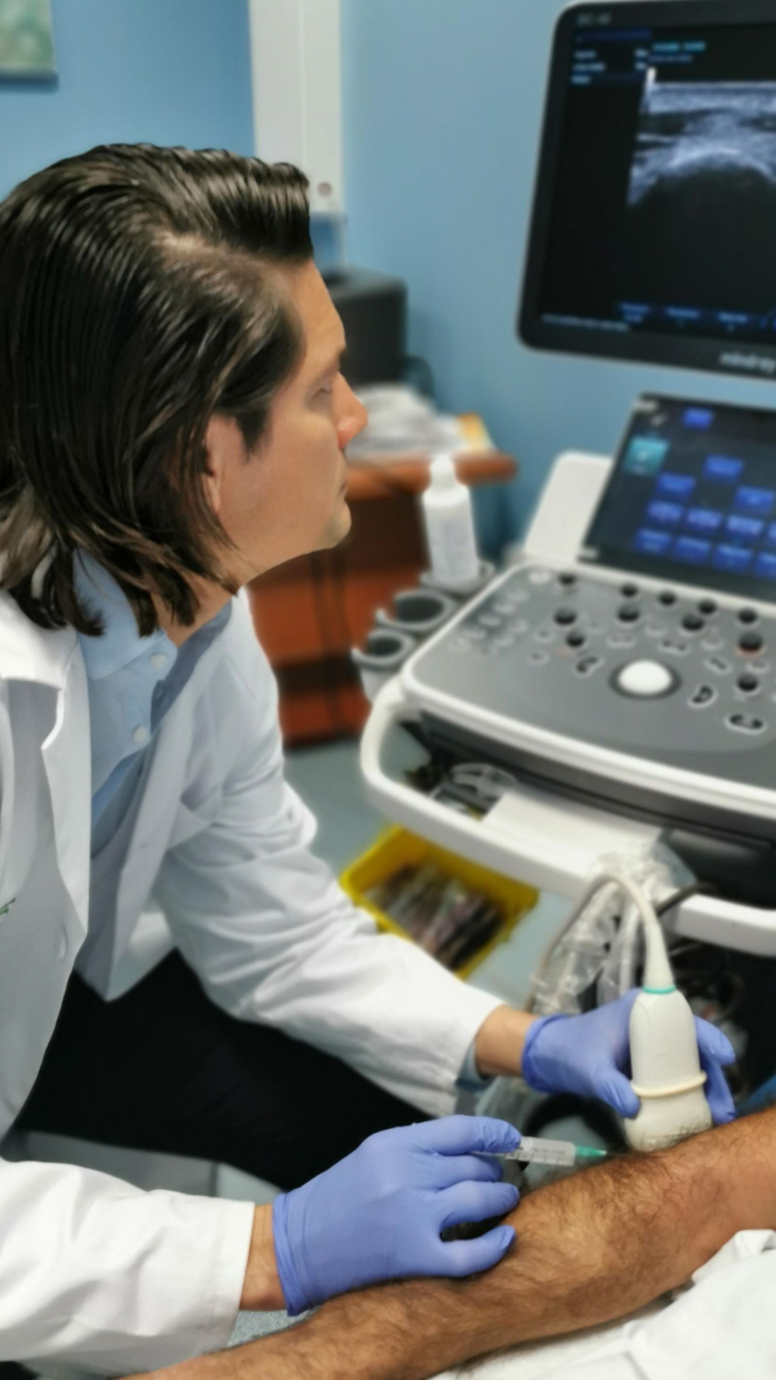 El doctor Luis Alarcón llevando a cabo un intervencionismo ecoguiado en  extremidad superior.