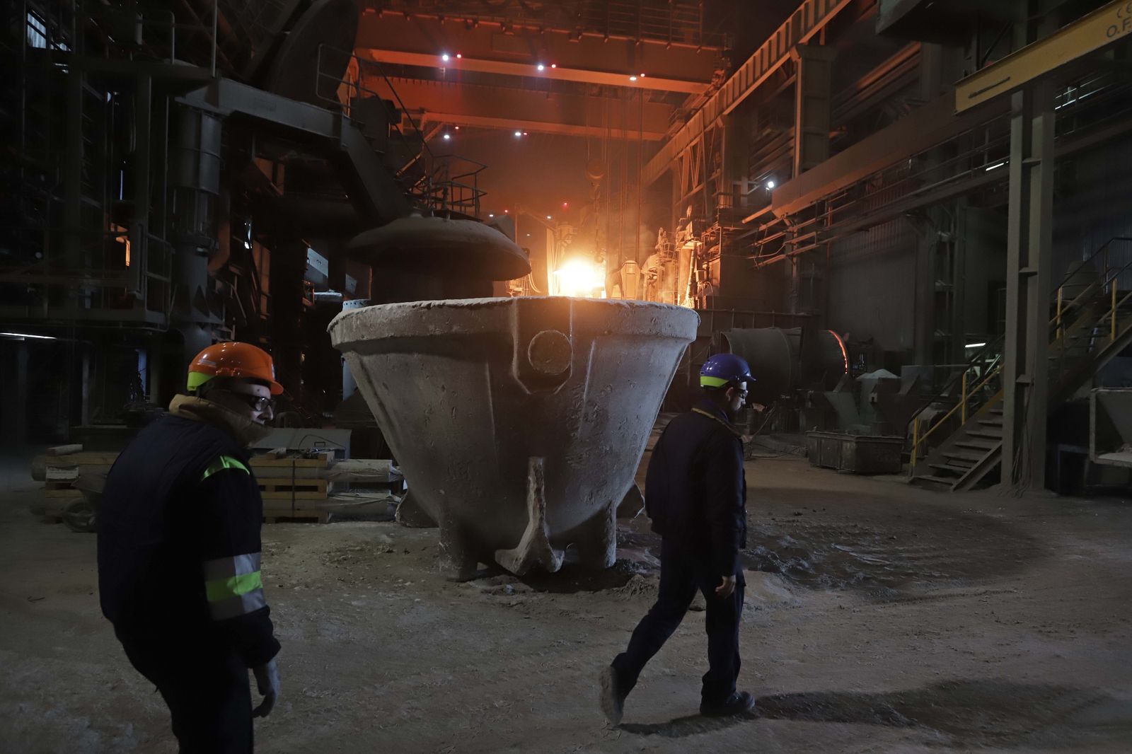 Dos trabajadores en la factoría de Palmones.