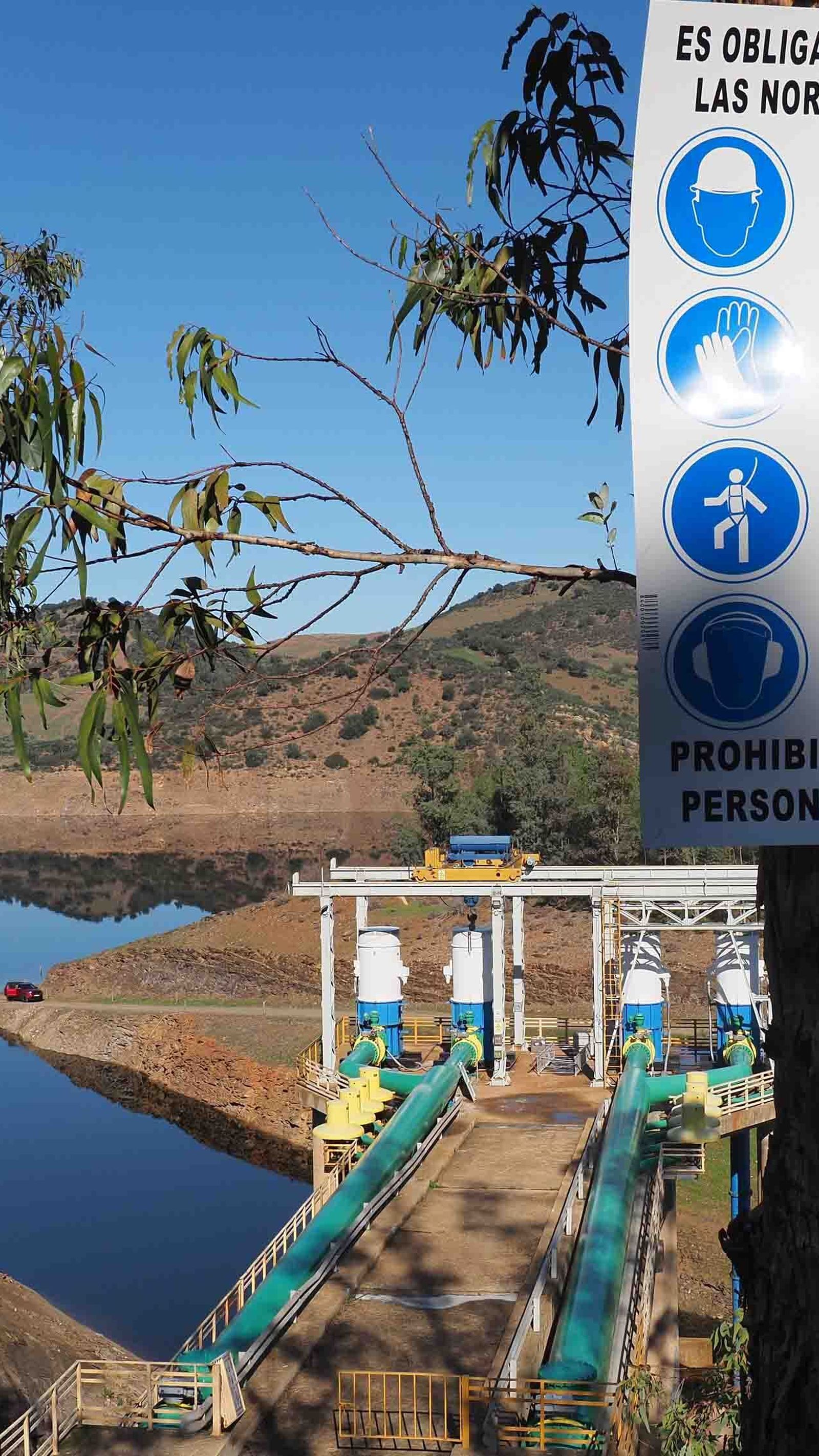 Palafito 1 de la presa del Chanza con el cartel de obras