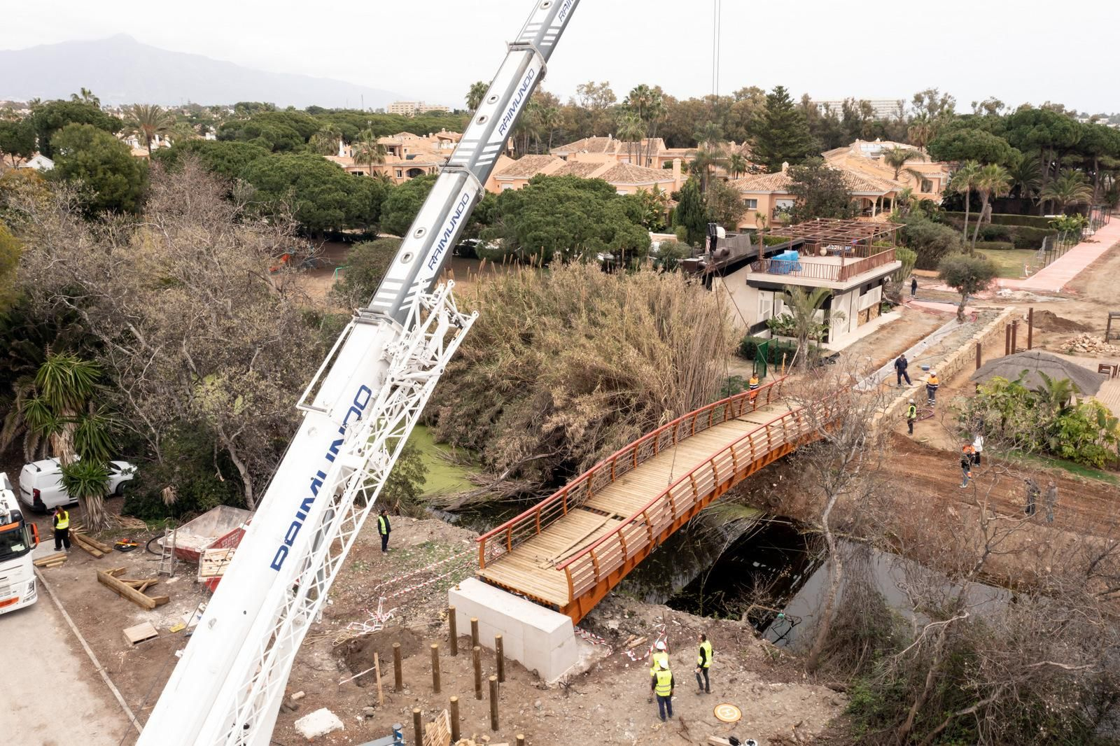 Los trabajos de instalación del puente.