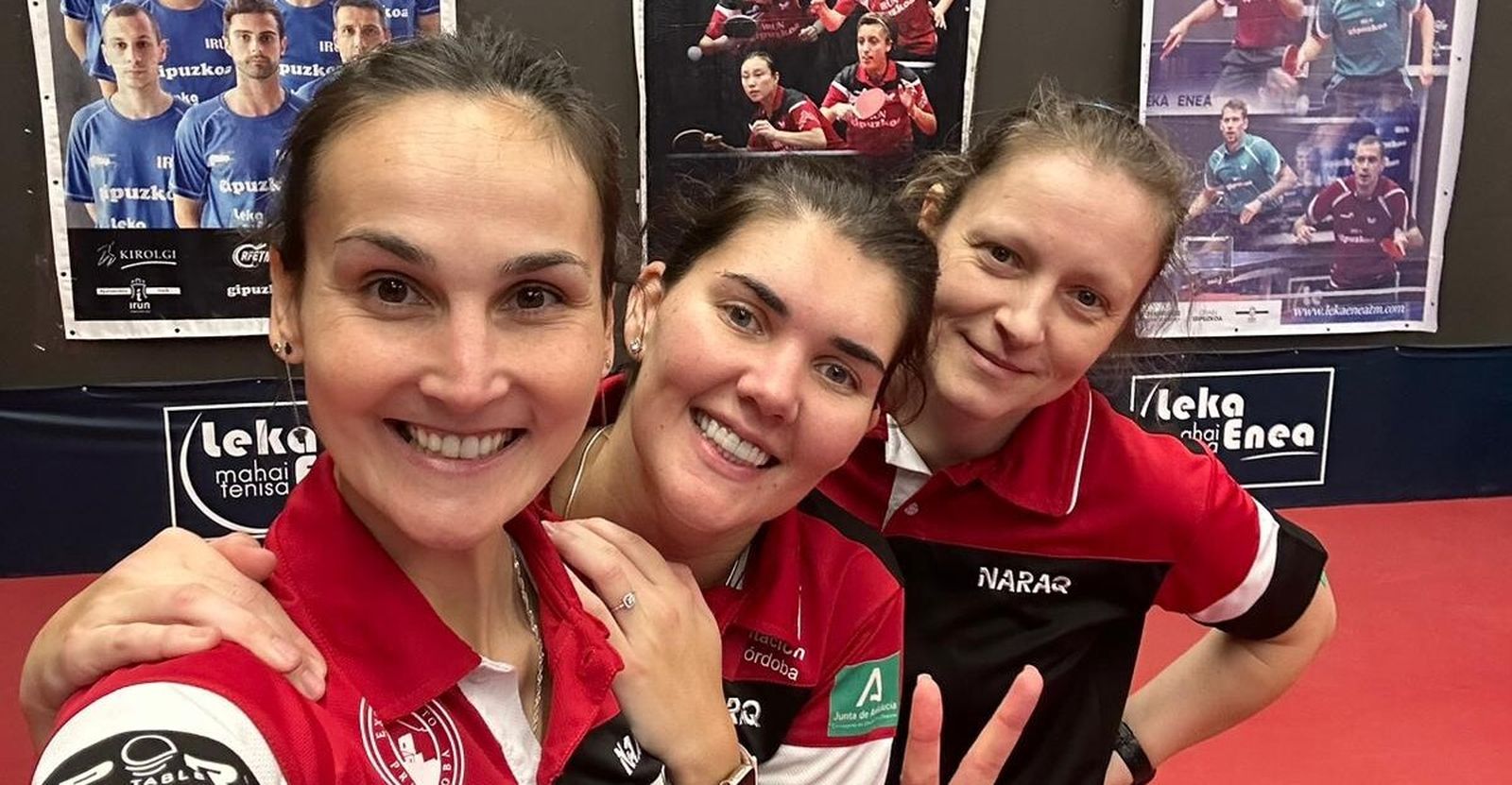 Las palistas del Museo de la Almendra Francisco Morales celebran su victoria en Irún.