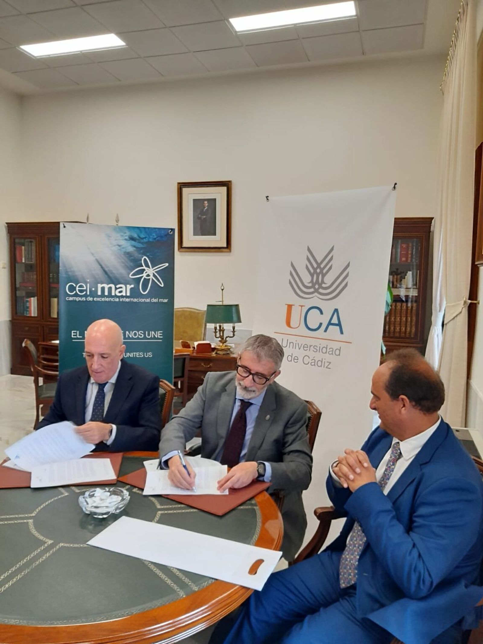 Un momento de la firma del protocolo entre CeiMar, UCA y el Clúster Marítimo.