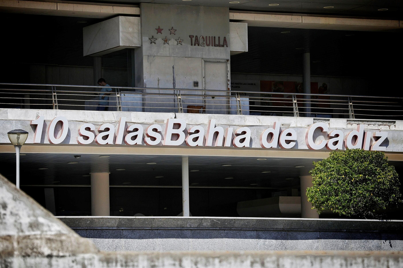 Uno de los accesos al complejo cinematográfico en El Corte Inglés de Cádiz.