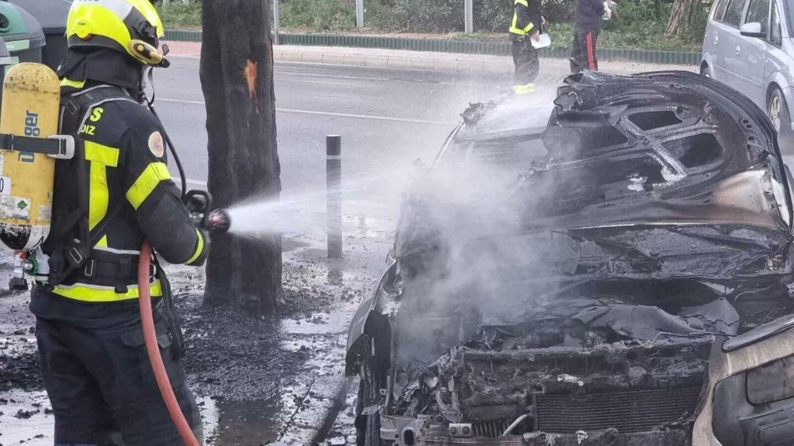 Arde un vehículo en la avenida Pery Junquera de San Fernando.