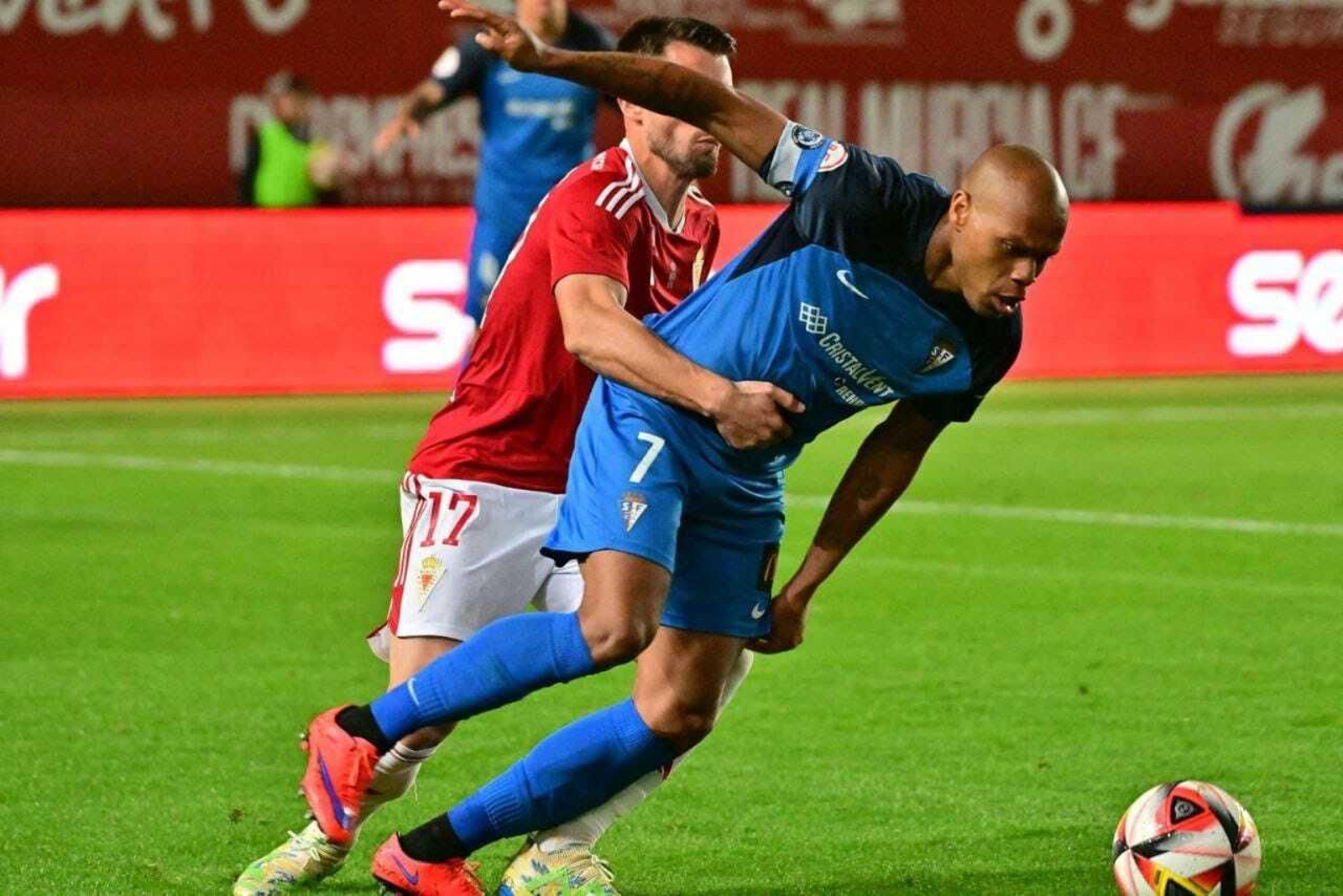 Biabiany intenta fugarse de la pegajosa marca del murcianista Dani Vega.
