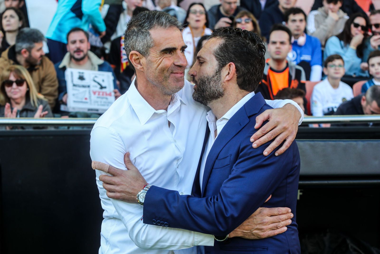 Gaizka Garitano y Rubén Baraja se saludan antes del comienzo del partido.