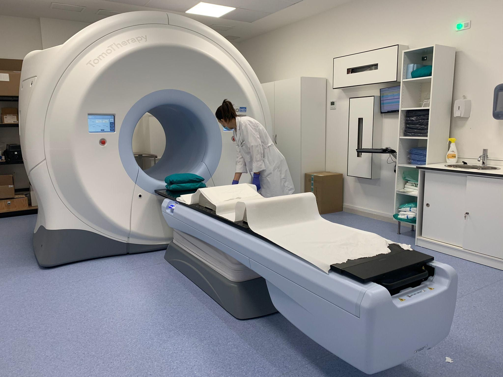 Aparato para tratamiento de radioterapia en el Clínico.